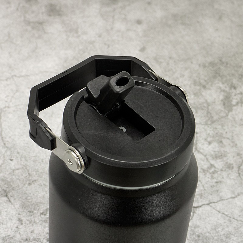Large-capacity ice bucket, outdoor sports 304 stainless steel handle straw cup, portable vacuum car water bottle Application Scenario