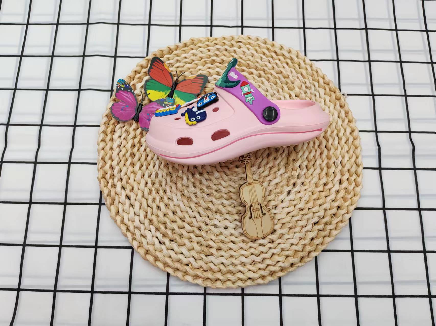 Children's fashionable and cute cartoon outerwear crocs details Picture