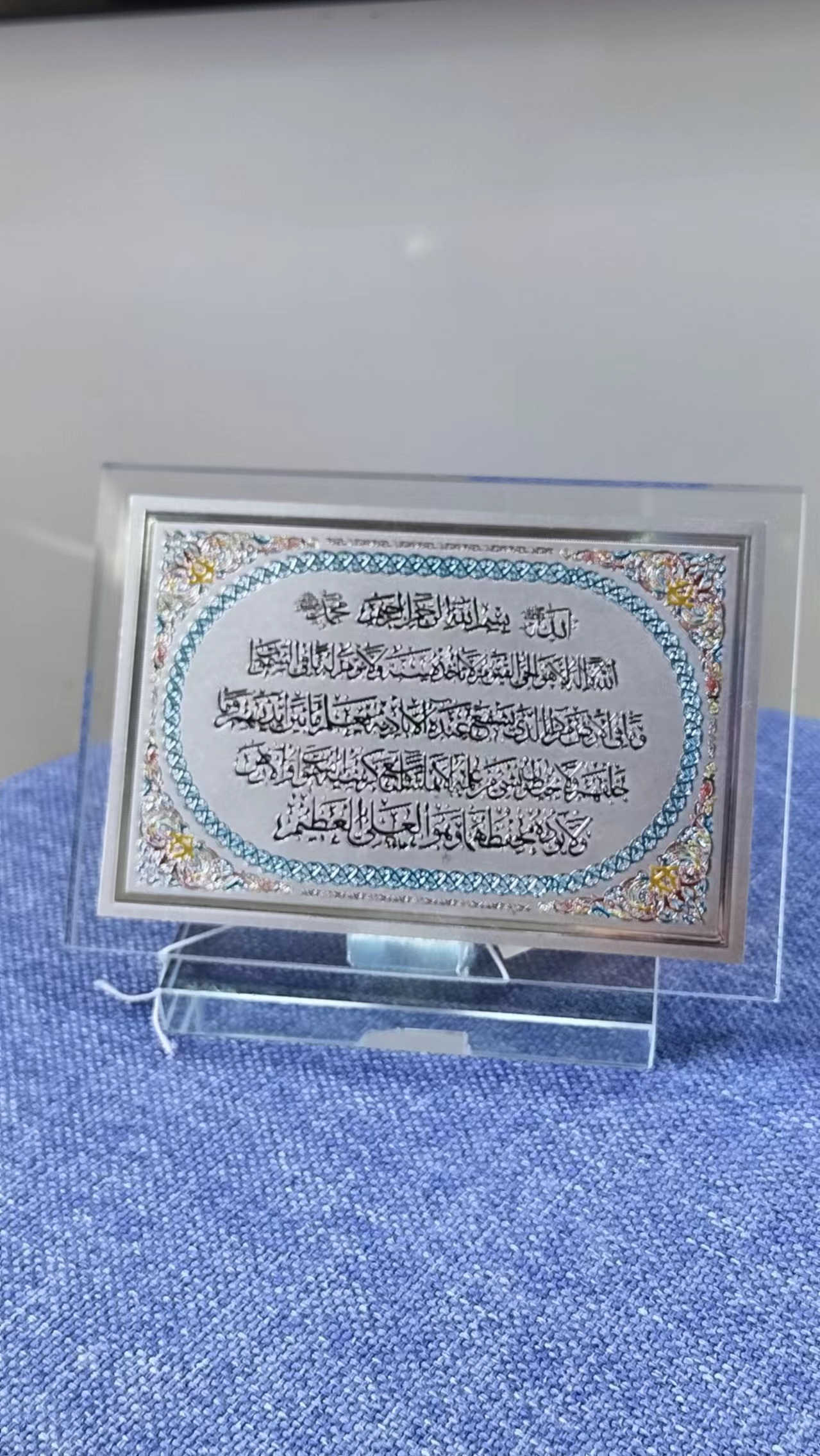 Gold, silver, gold foil, Arabic characters, crystal and glass small ornaments, crystal and glass ornaments