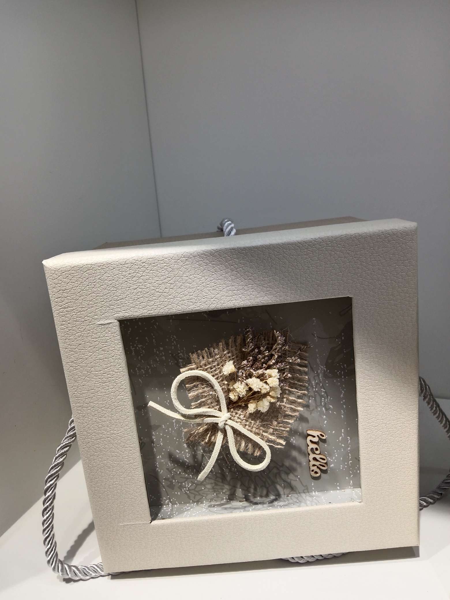 European-style jewelry packaging box, high-end ladies' accessory packaging gift box, hairpin special plastic card, with a fashionable jewelry box and decorative storage detail image 3