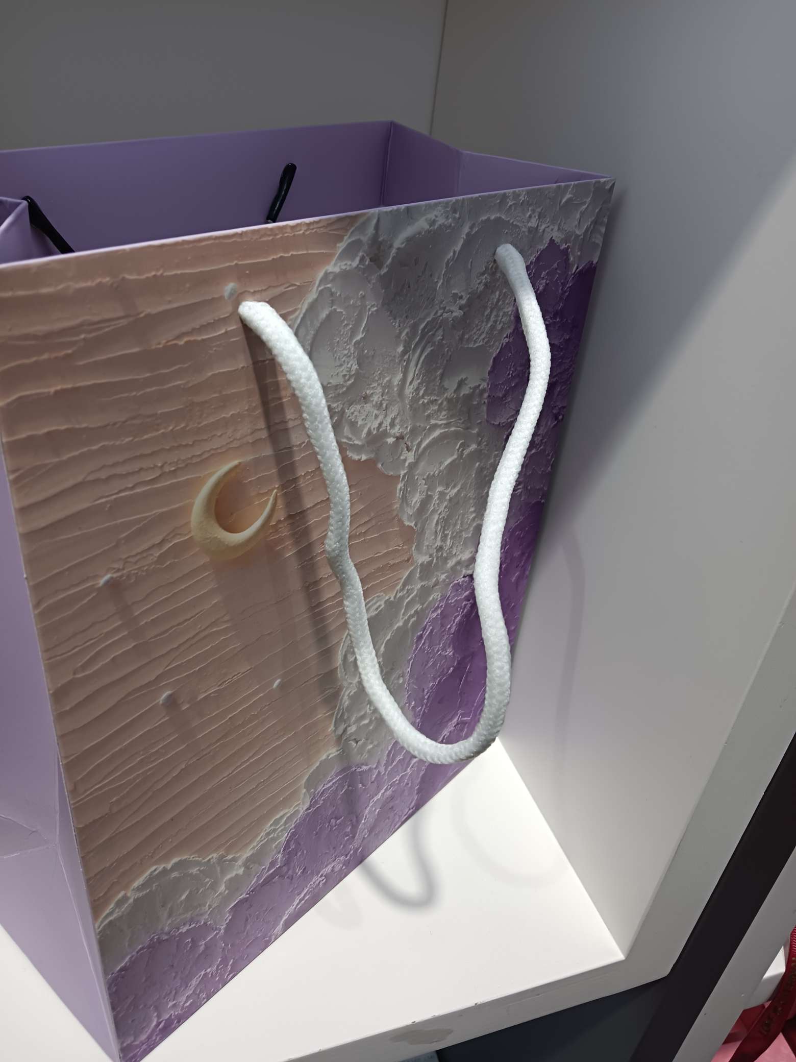 Factory direct sales of mid-to-high-end oil painting gift bags. Customized jewelry packaging boxes and jewelry boxes based on samples are available Application Scenario