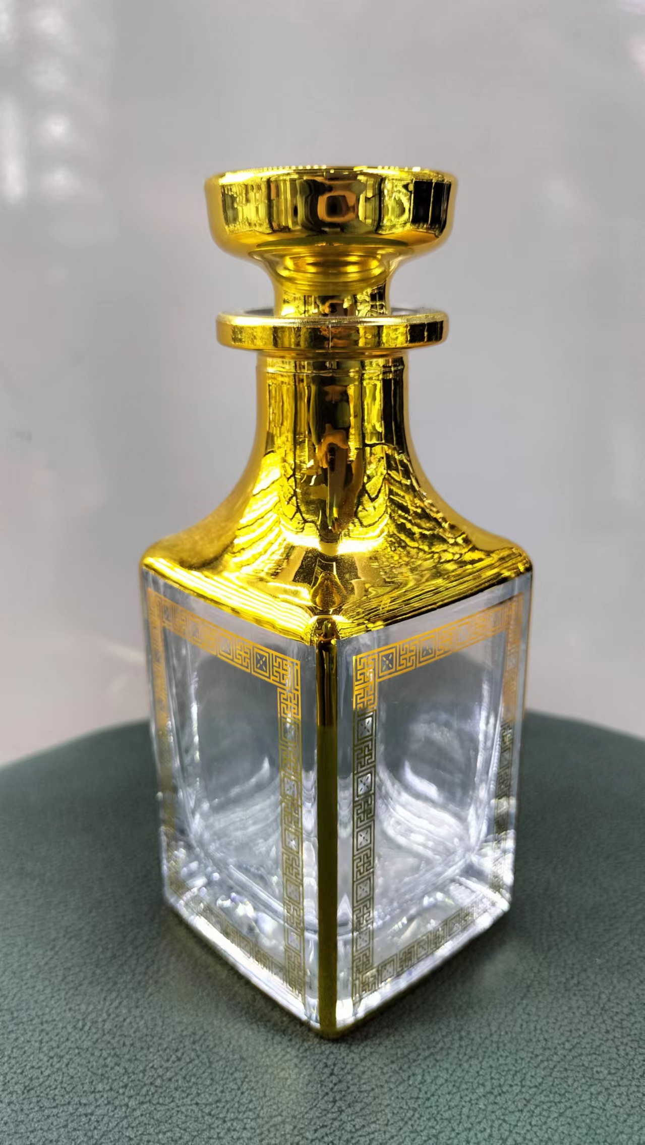 Perfume bottles, crystal glass perfume bottle display bottles, gold-plated perfume bottles details Picture