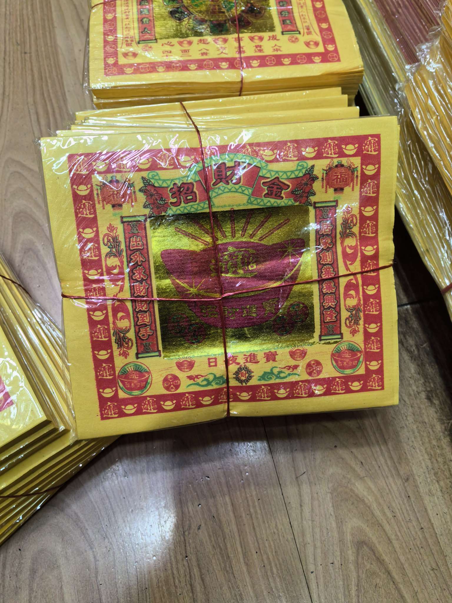 拜佛金纸，七彩金，招财金，一件12捆，一捆10包，一包80张，张张一样。礼佛贡香礼佛贡香礼佛贡香