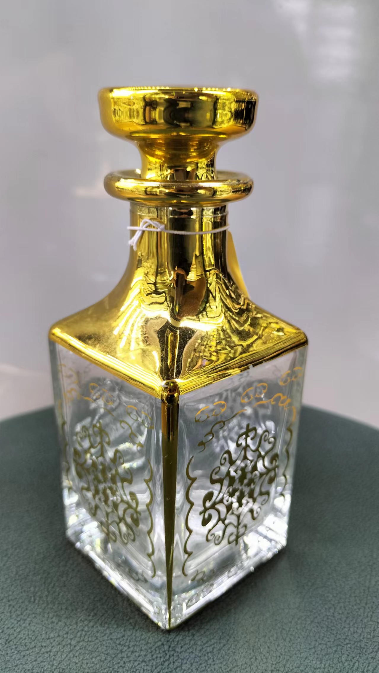 Perfume bottles, crystal glass perfume bottle display bottles, gold-plated perfume bottles