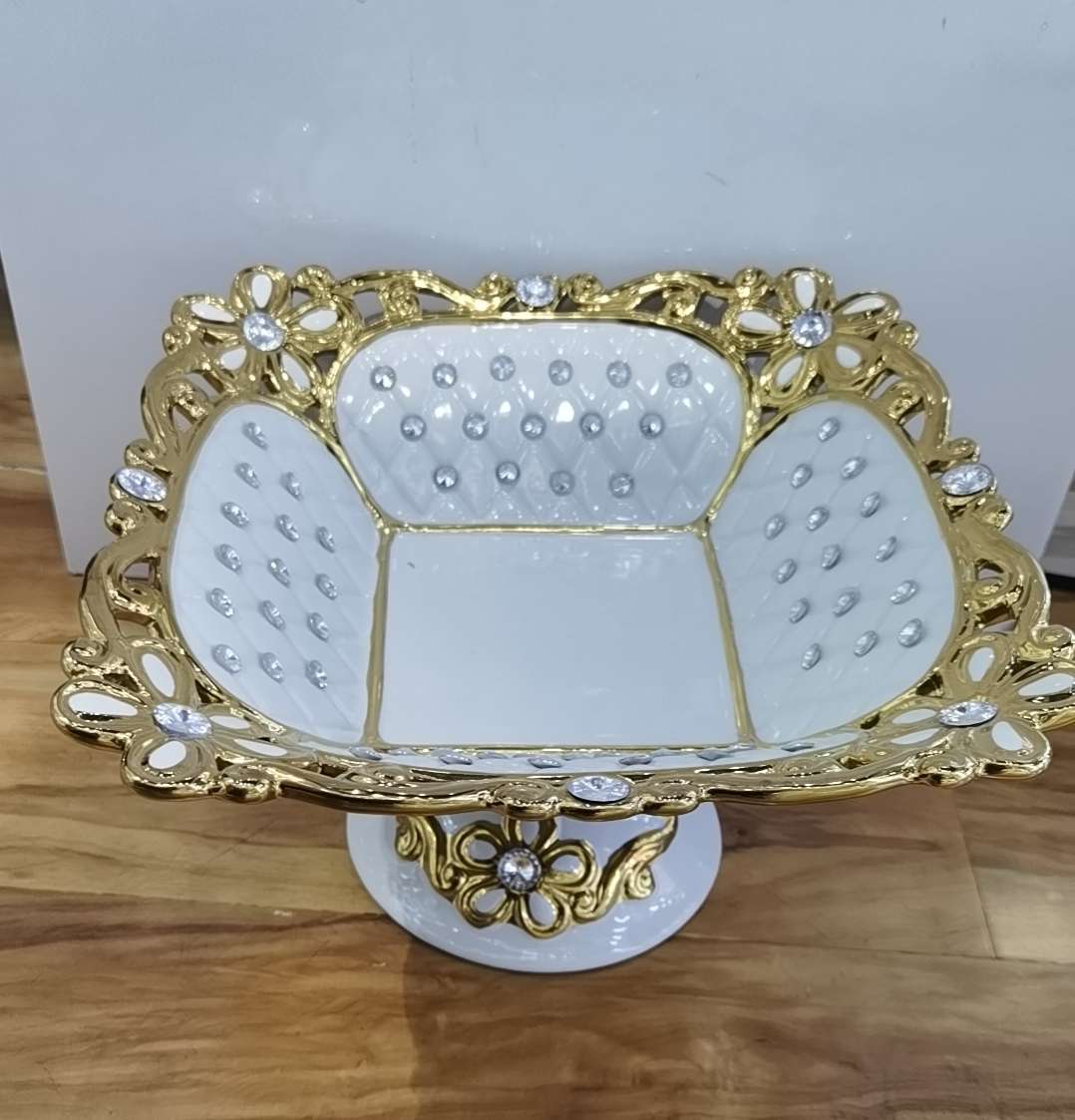 精美果盘。贴钻大方，软装用品精美果盘 贴钻大方，软装饰品。家居用品。精美果盘 贴钻大方，软装饰品。家居用品。