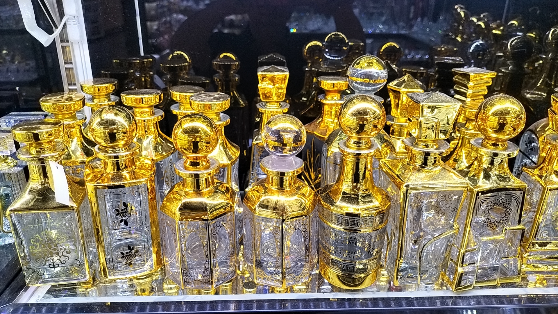 Perfume bottles, crystal glass perfume bottle display bottles, gold-plated perfume bottles Item Picture
