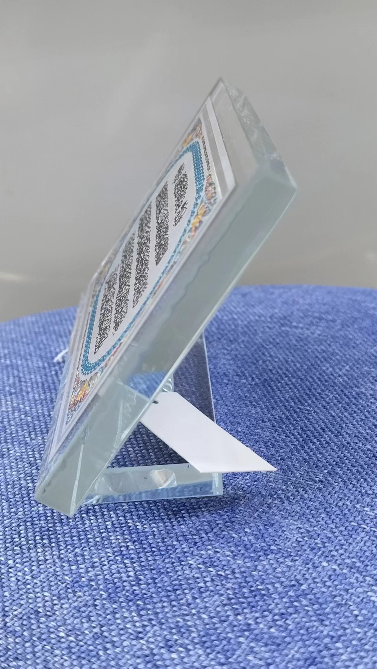 Gold, silver, gold foil, Arabic characters, crystal and glass small ornaments, crystal and glass ornaments details Picture