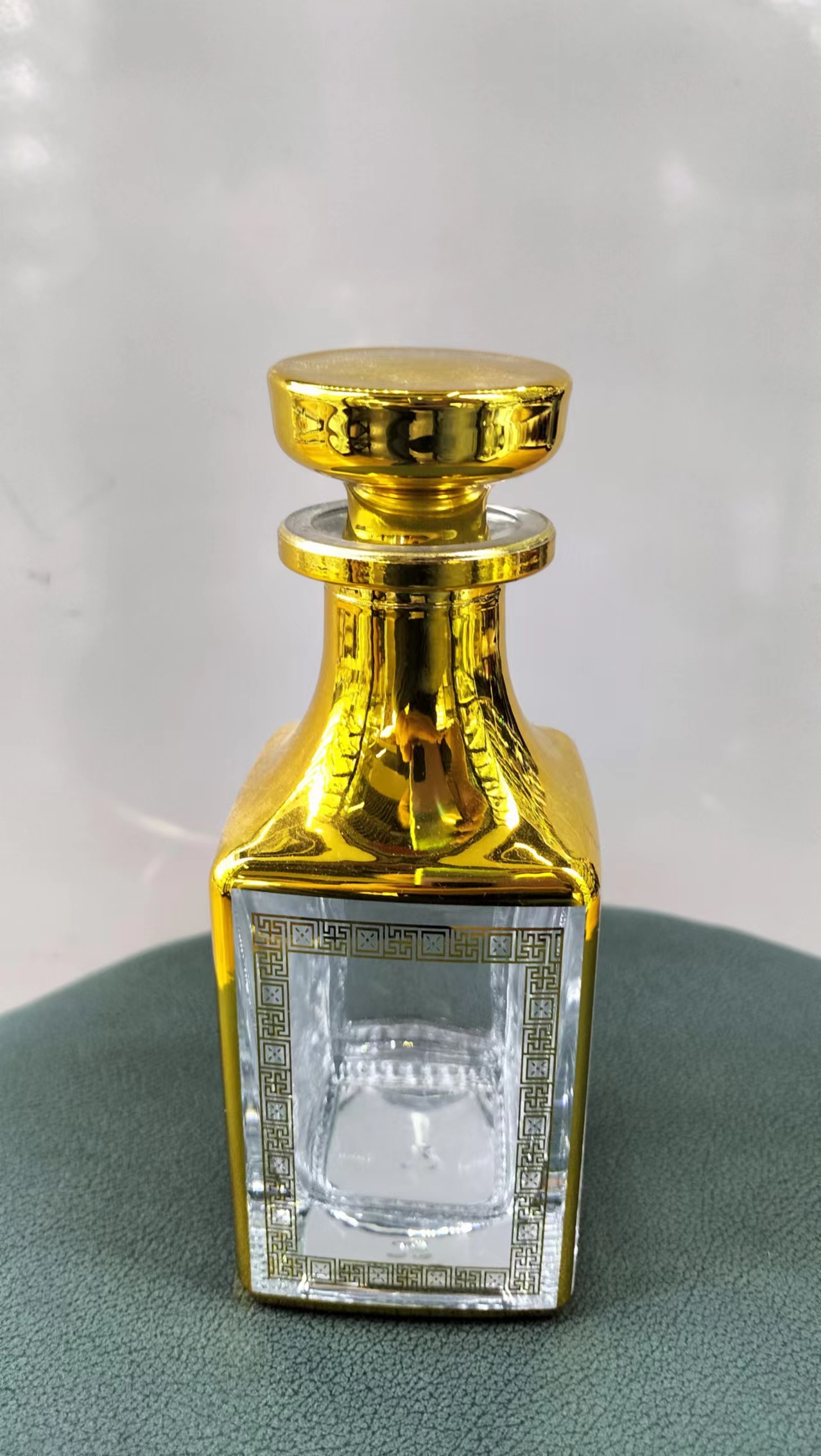 Perfume bottles, crystal glass perfume bottle display bottles, gold-plated perfume bottles Application Scenario