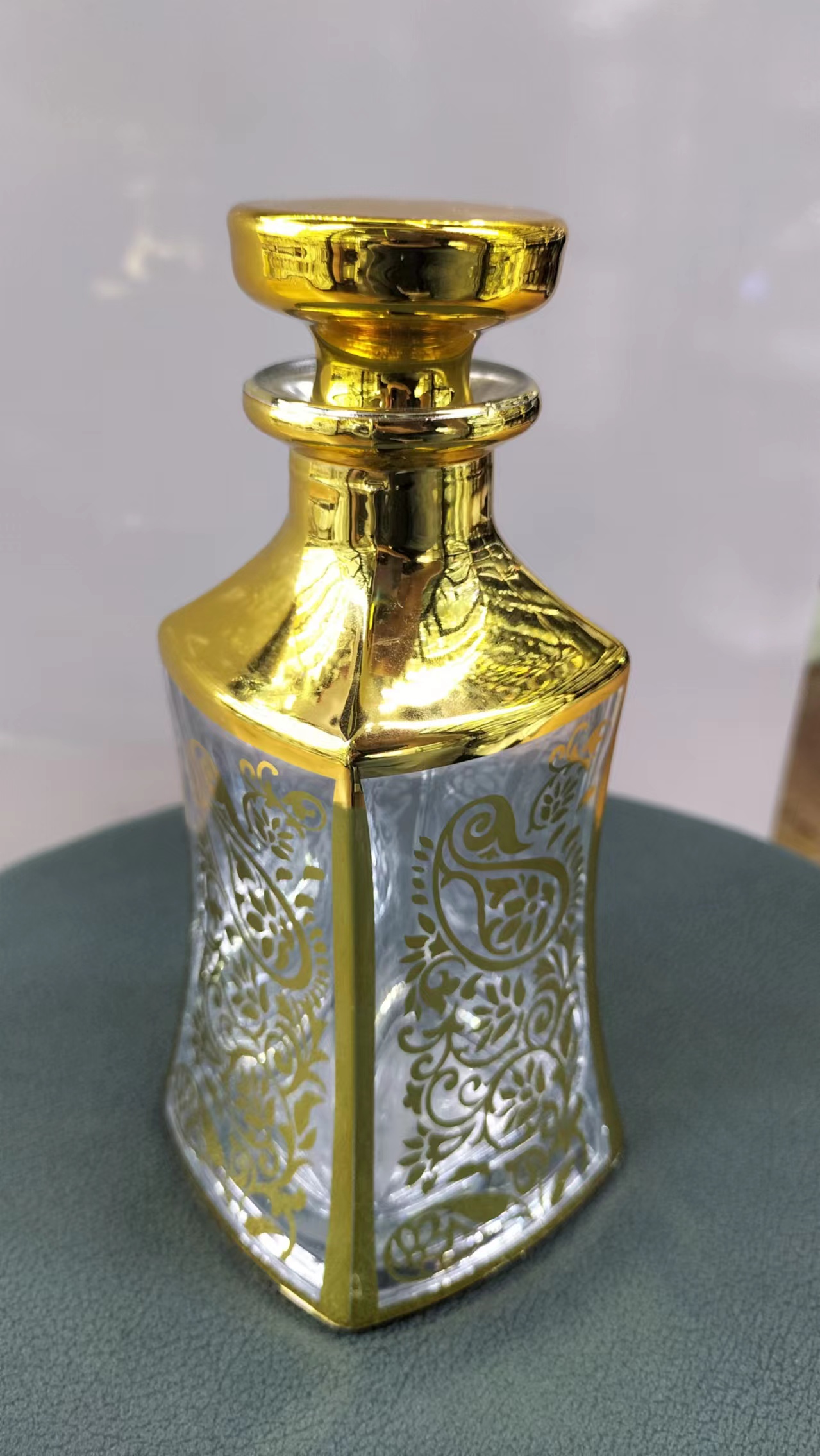 Perfume bottles, crystal glass perfume bottle display bottles, gold-plated perfume bottles details Picture