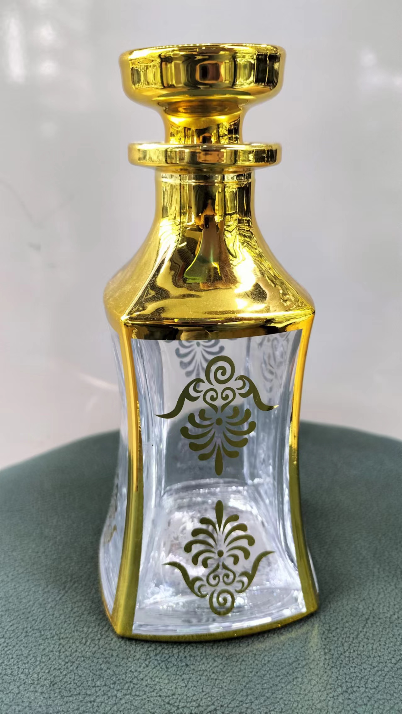 Perfume bottles, crystal glass perfume bottle display bottles, gold-plated perfume bottles Application Scenario