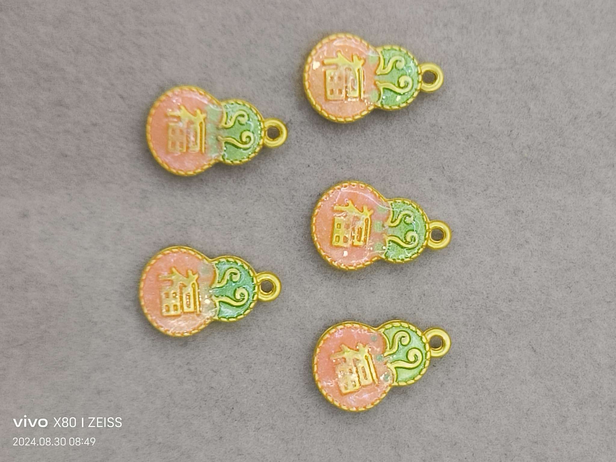 A complete set of jewelry accessories, including copper beads, soft clay alloy resin accessories, DIY handcrafted materials, bracelets, necklaces and earrings, are exquisite and durable