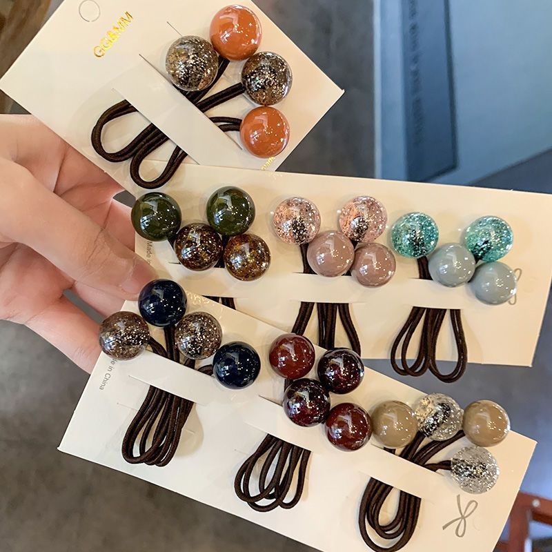 A cute student in a Korean Internet celebrity's hair circle has a hair tie with popping beads, color-blocking balls, a ball hair tie, a ponytail and a hair tie Application Scenario