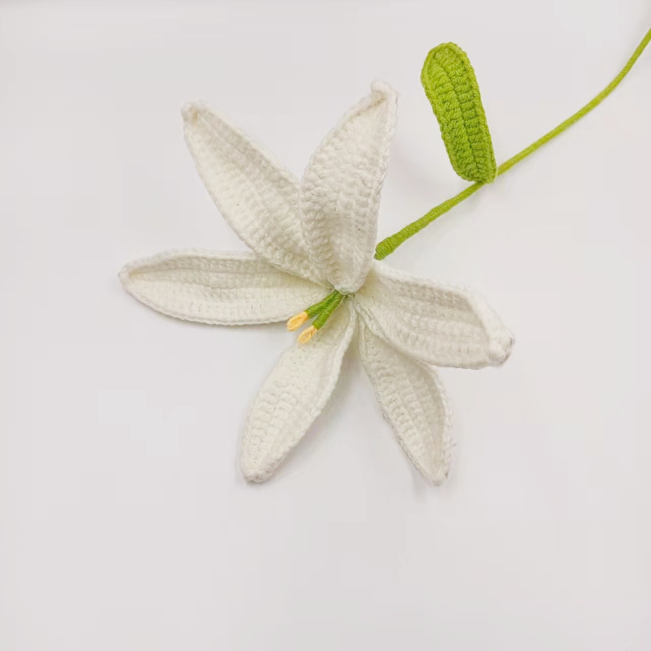 Finished product: Pure handcrafted crochet yarn woven flower lily simulation flower decorative floral art piece, a gift for friends during festivals details Picture