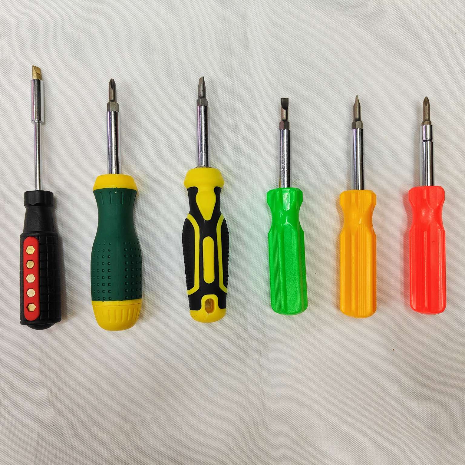 1杆多用，搭配多种型号的头部：大头小头，十字一字。带磁。刀杆有热处理不易变形打滑，适合各种场合使用。 