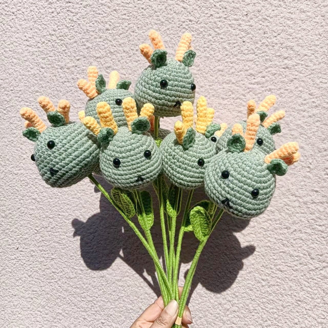 2024龙年毛线钩针小龙人花束成品 手工编织卡通玩偶创意礼物批发