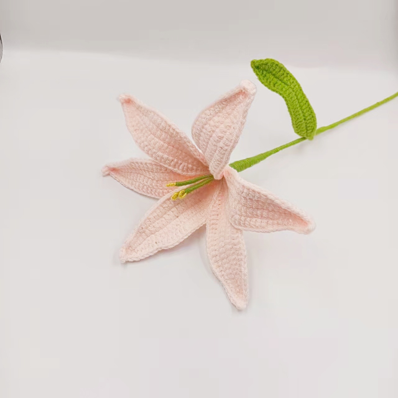 Finished product: Pure handcrafted crochet yarn woven flower lily simulation flower decorative floral art piece, a gift for friends during festivals Item Picture