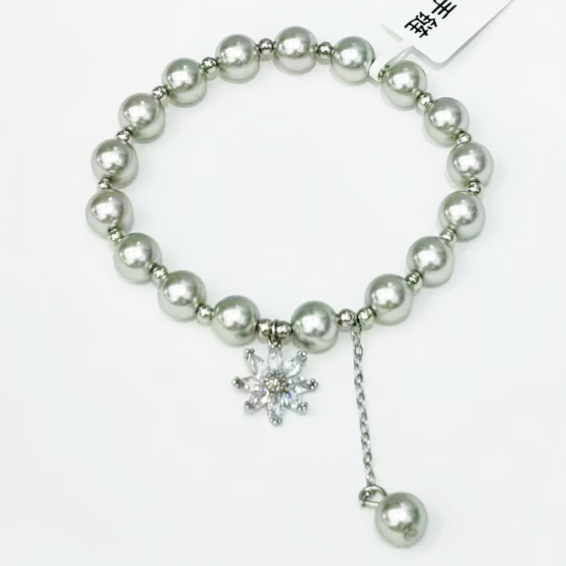 The imitation Shi family pearl zircon flower bracelet is a bestseller on the Internet. Its light luxury design is fashionable and popular Application Scenario