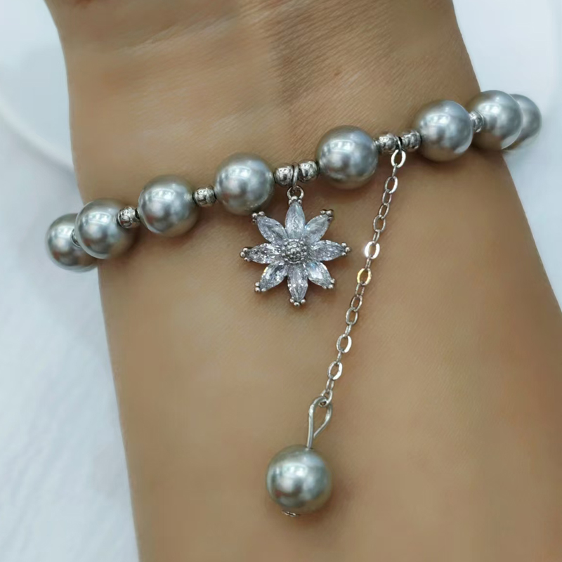 The imitation Shi family pearl zircon flower bracelet is a bestseller on the Internet. Its light luxury design is fashionable and popular detail image 6