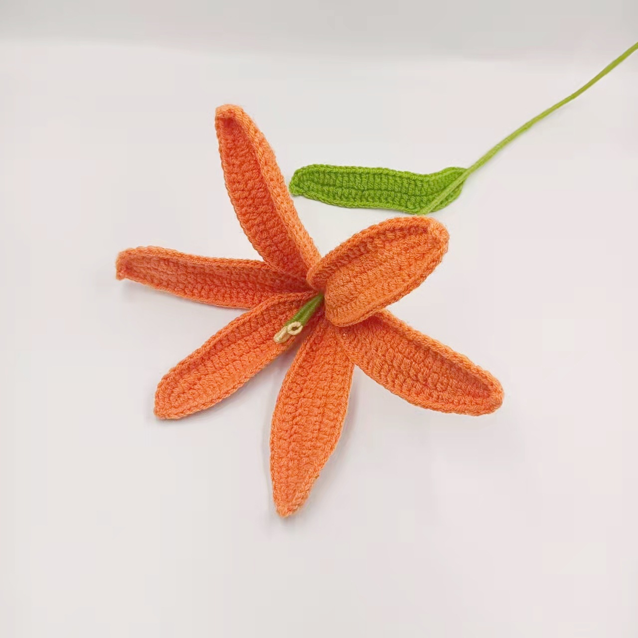 Finished product: Pure handcrafted crochet yarn woven flower lily simulation flower decorative floral art piece, a gift for friends during festivals Specification image