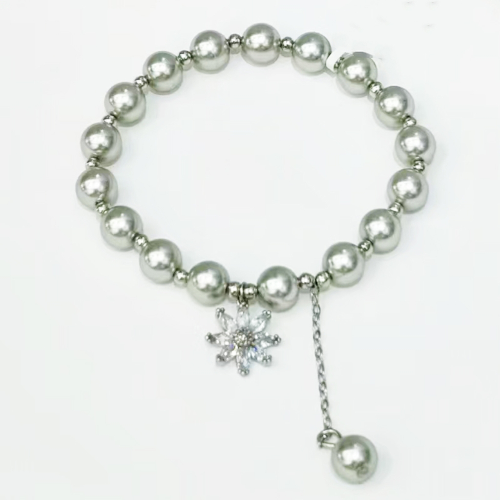 The imitation Shi family pearl zircon flower bracelet is a bestseller on the Internet. Its light luxury design is fashionable and popular detail image 7