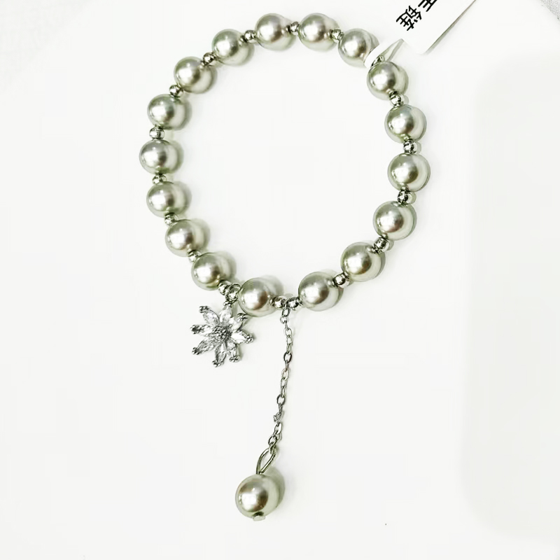 The imitation Shi family pearl zircon flower bracelet is a bestseller on the Internet. Its light luxury design is fashionable and popular detail image 3