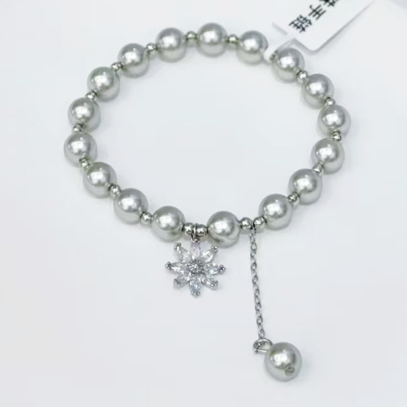The imitation Shi family pearl zircon flower bracelet is a bestseller on the Internet. Its light luxury design is fashionable and popular detail image 2