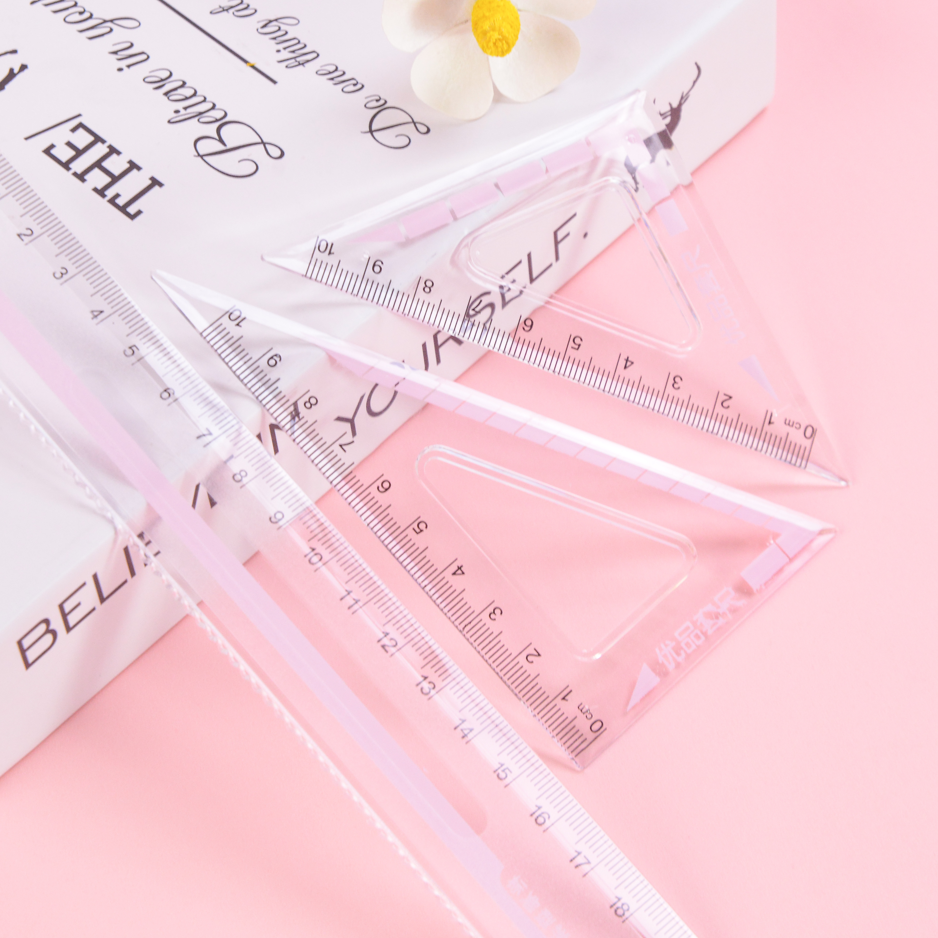 The "Mahua Jun" box set of four pieces is a creative and cute ruler set, an essential learning tool. It features a folding design with cartoon patterns, high transparency, clear printing, and is not prone to wear. The material is tough Item Picture