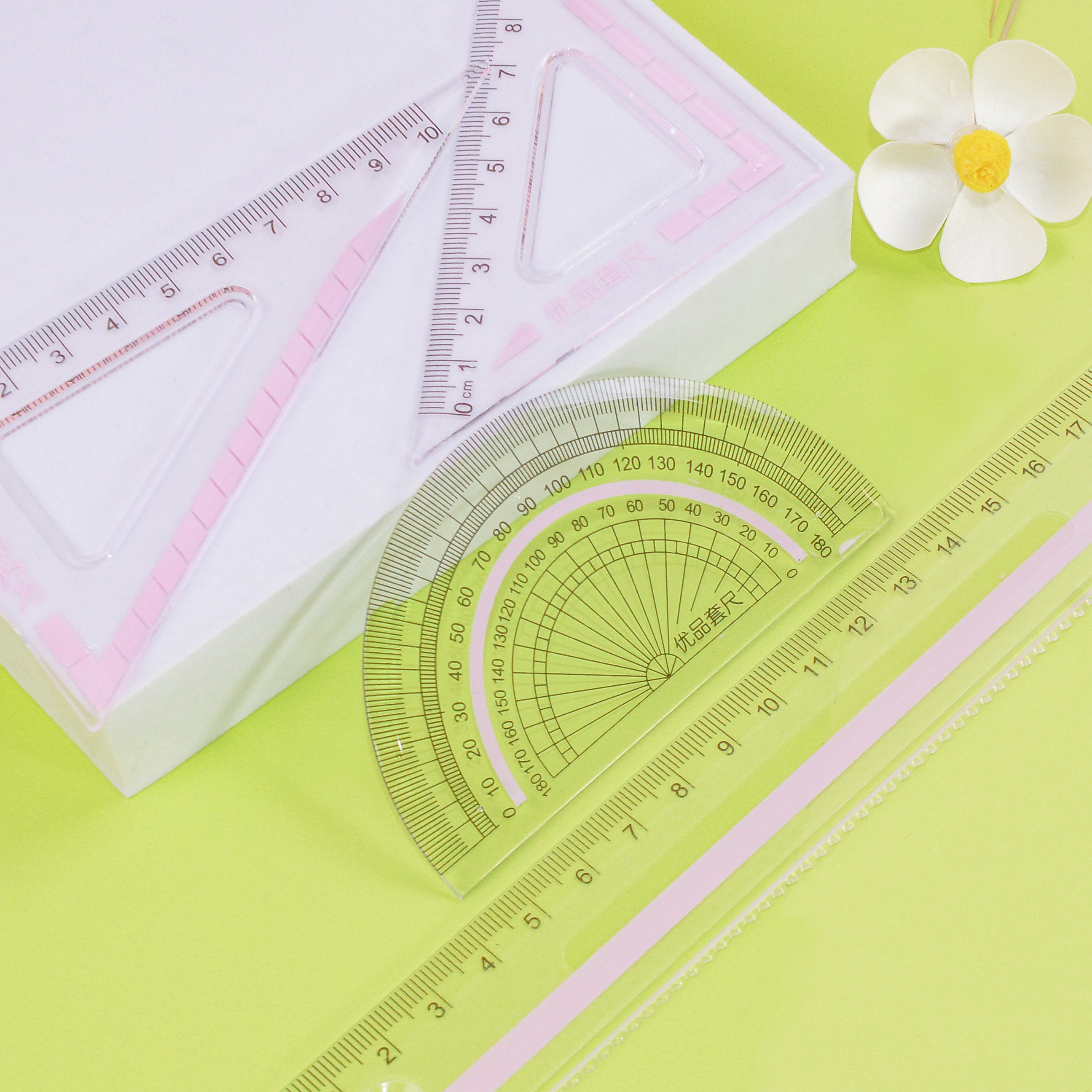 The "Mahua Jun" box set of four pieces is a creative and cute ruler set, an essential learning tool. It features a folding design with cartoon patterns, high transparency, clear printing, and is not prone to wear. The material is tough details Picture