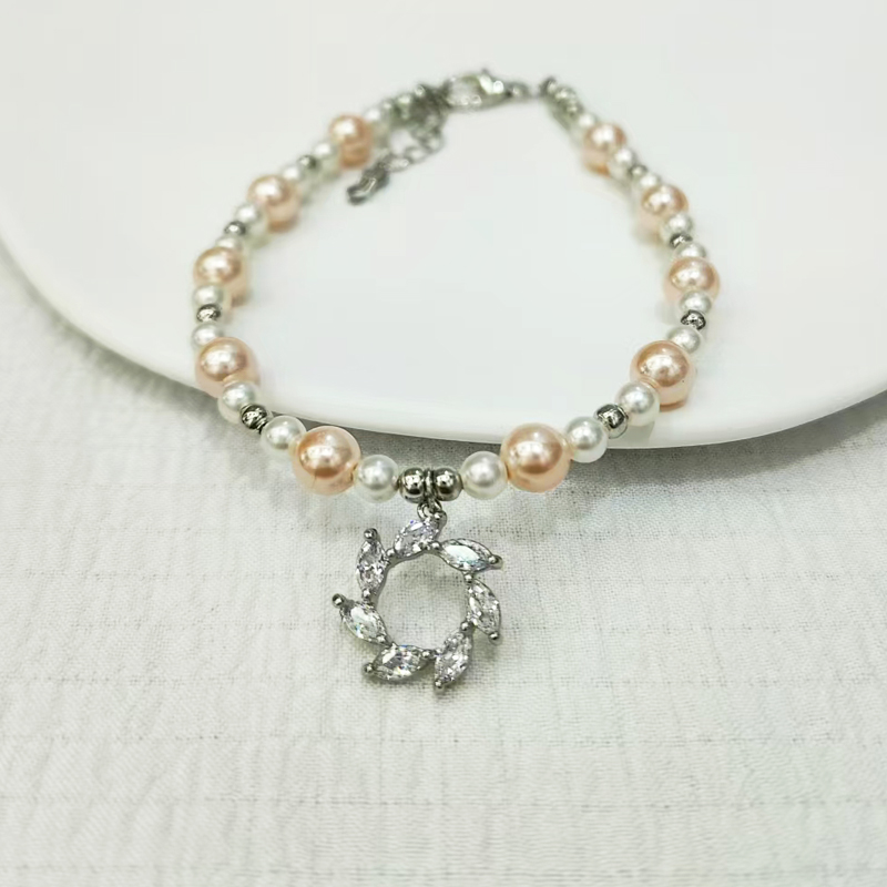 The imitation Shi family pearl zircon flower wreath bracelet is a bestseller on the Internet. Its light luxury design is fashionable and popular