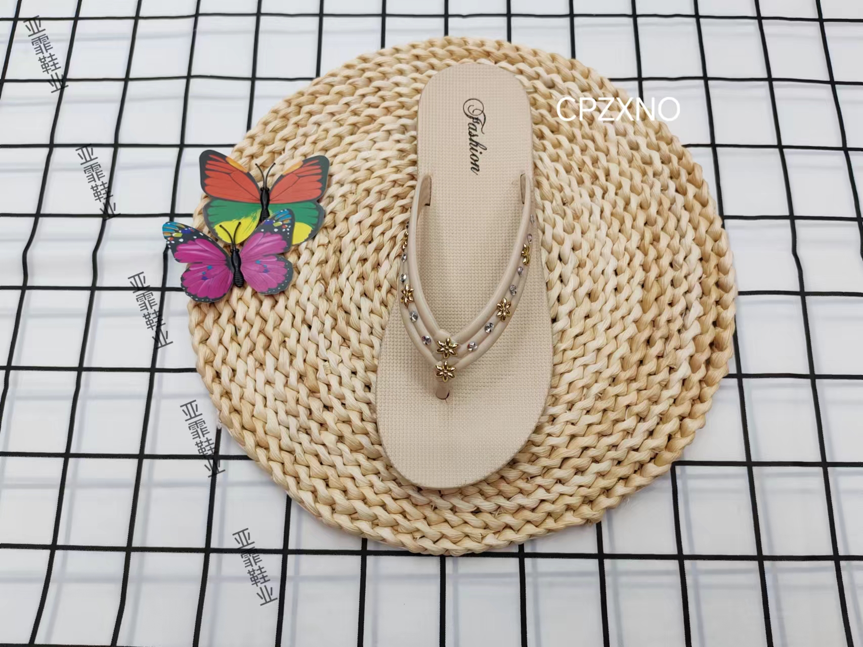 Summer fashion diamond-encrusted flip-flops