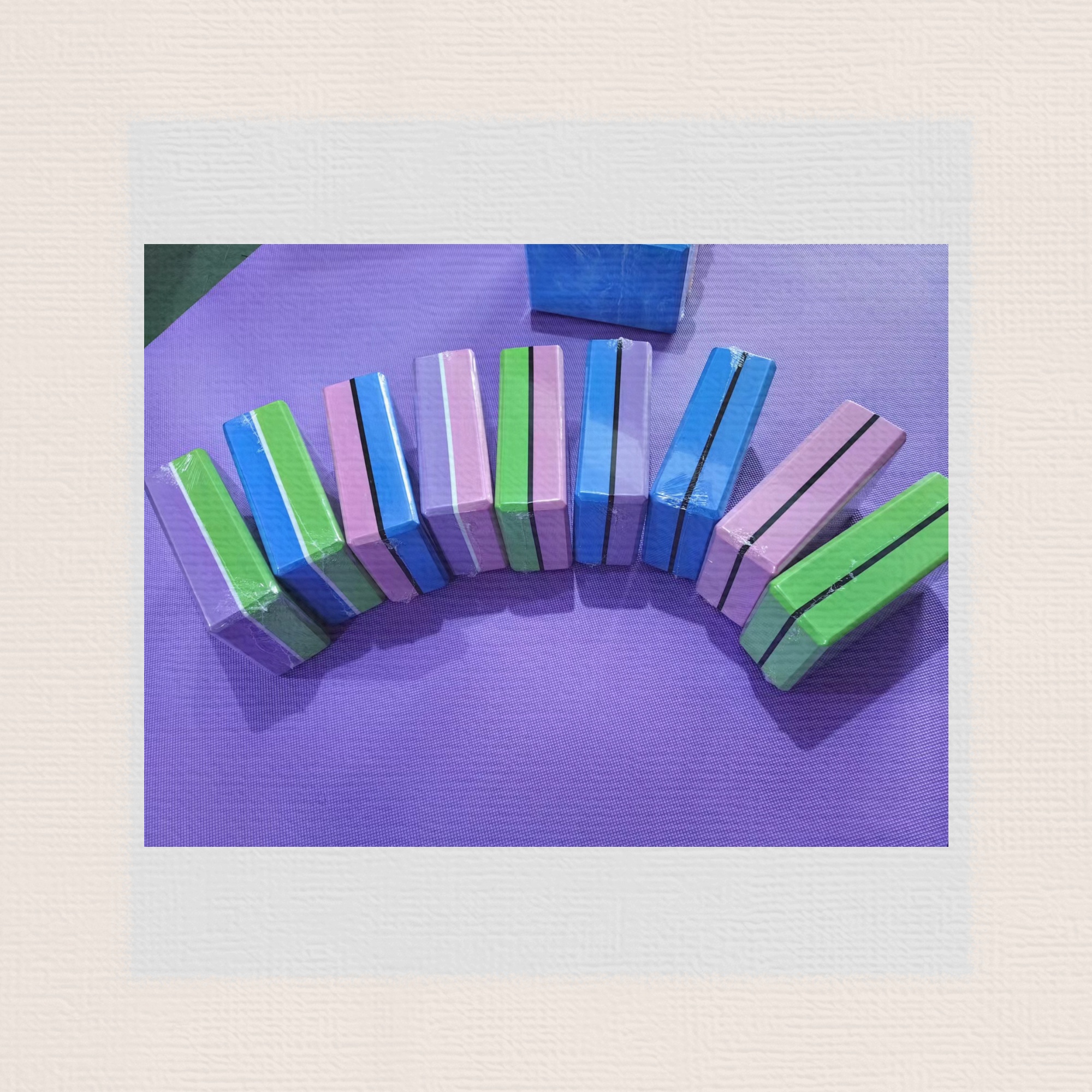 EVA yoga mat, color-mixed yoga brick, two-color yoga brick, yoga product, yoga auxiliary brick, 120g, size 3*6*9cm, 100 pieces in a box, regular mixed-color packaging Item Picture