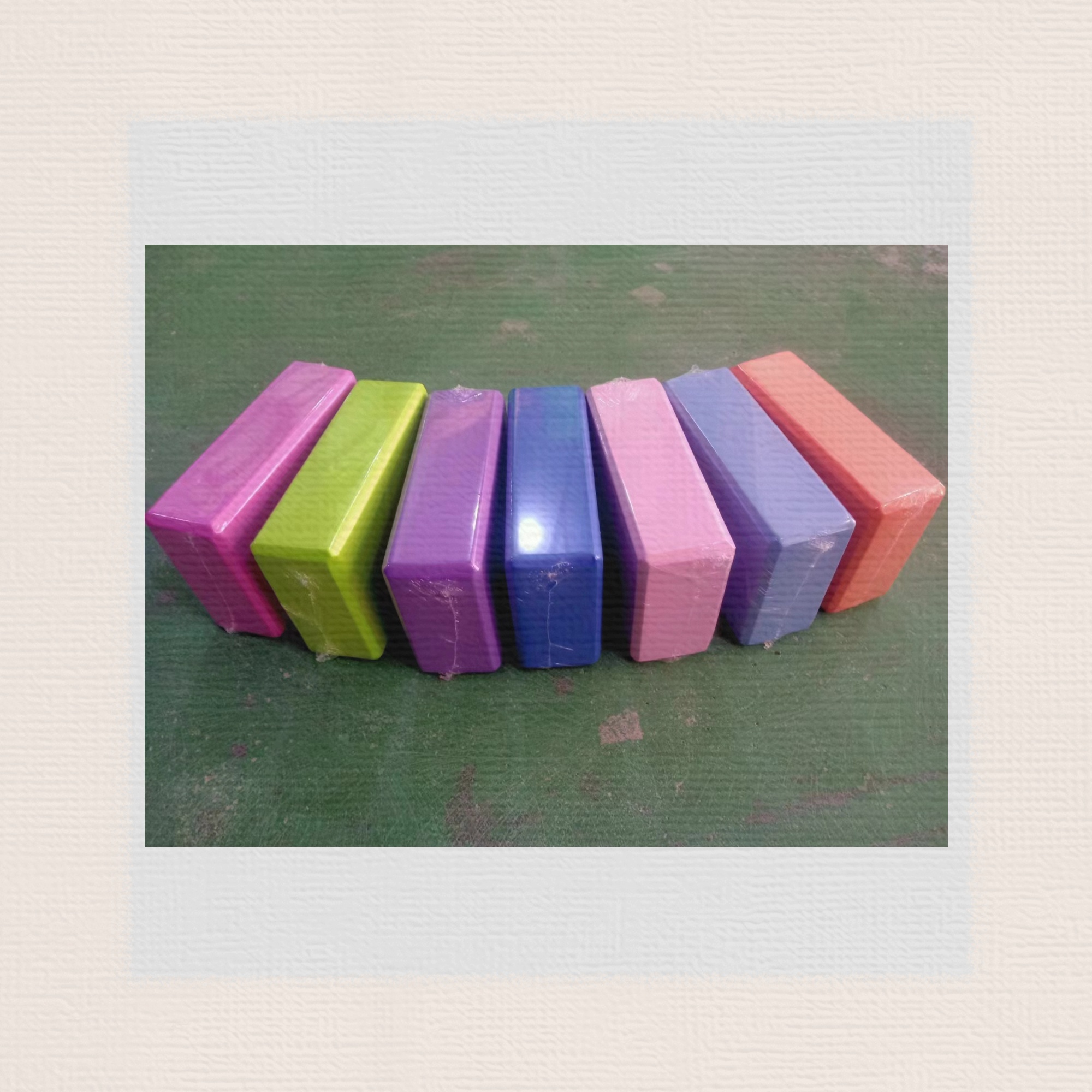 EVA yoga mat, color-mixed yoga brick, two-color yoga brick, yoga product, yoga auxiliary brick, 120g, size 3*6*9cm, 100 pieces in a box, regular mixed-color packaging Application Scenario