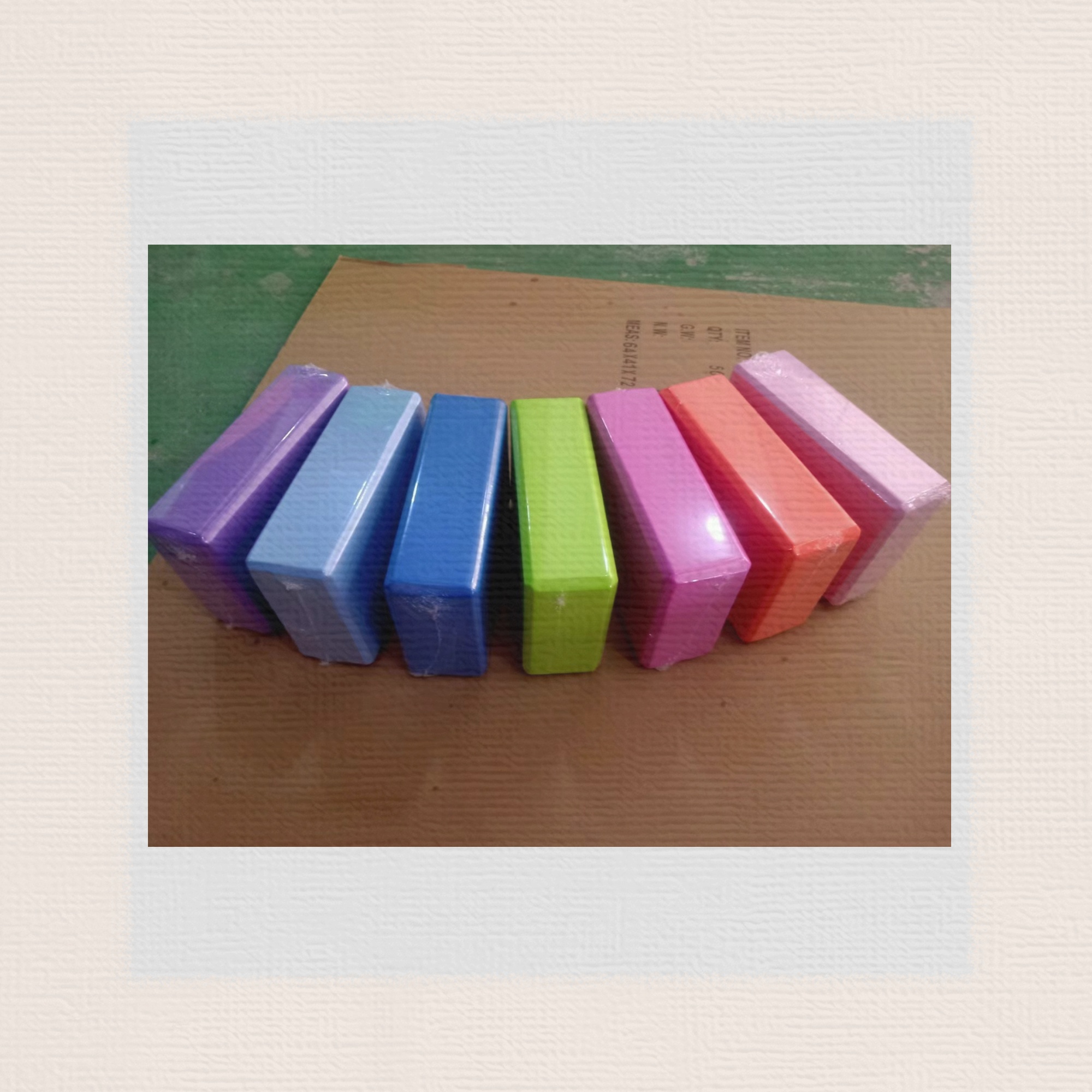 EVA yoga mat, color-mixed yoga brick, two-color yoga brick, yoga product, yoga auxiliary brick, 120g, size 3*6*9cm, 100 pieces in a box, regular mixed-color packaging Specification drawing