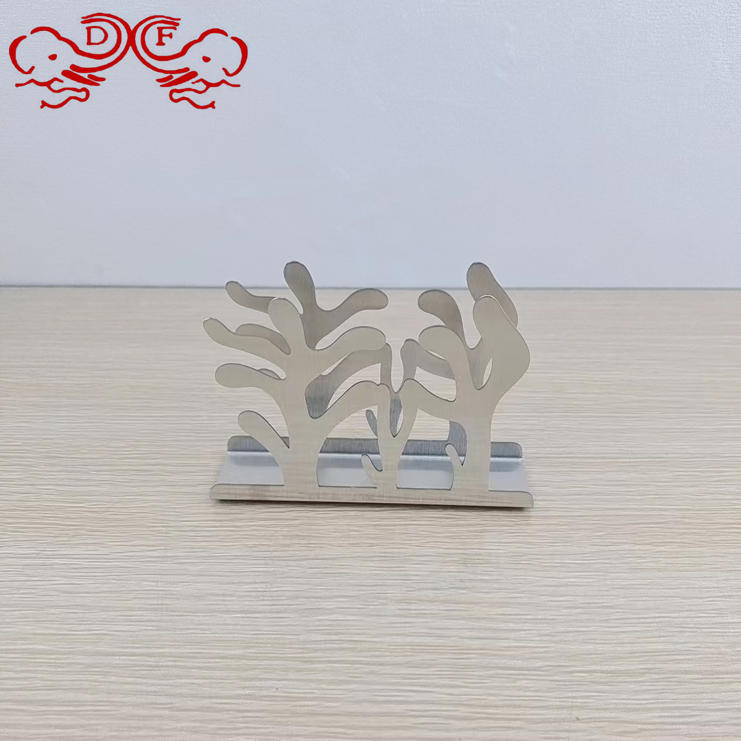 علبة منديل معدنية من طراز DF68734 من الفولاذ غير القابل للصدأ، مغلفة بالمناديل الذهبية من نوع DF Tradinghouse في مطعم V Application Scenario