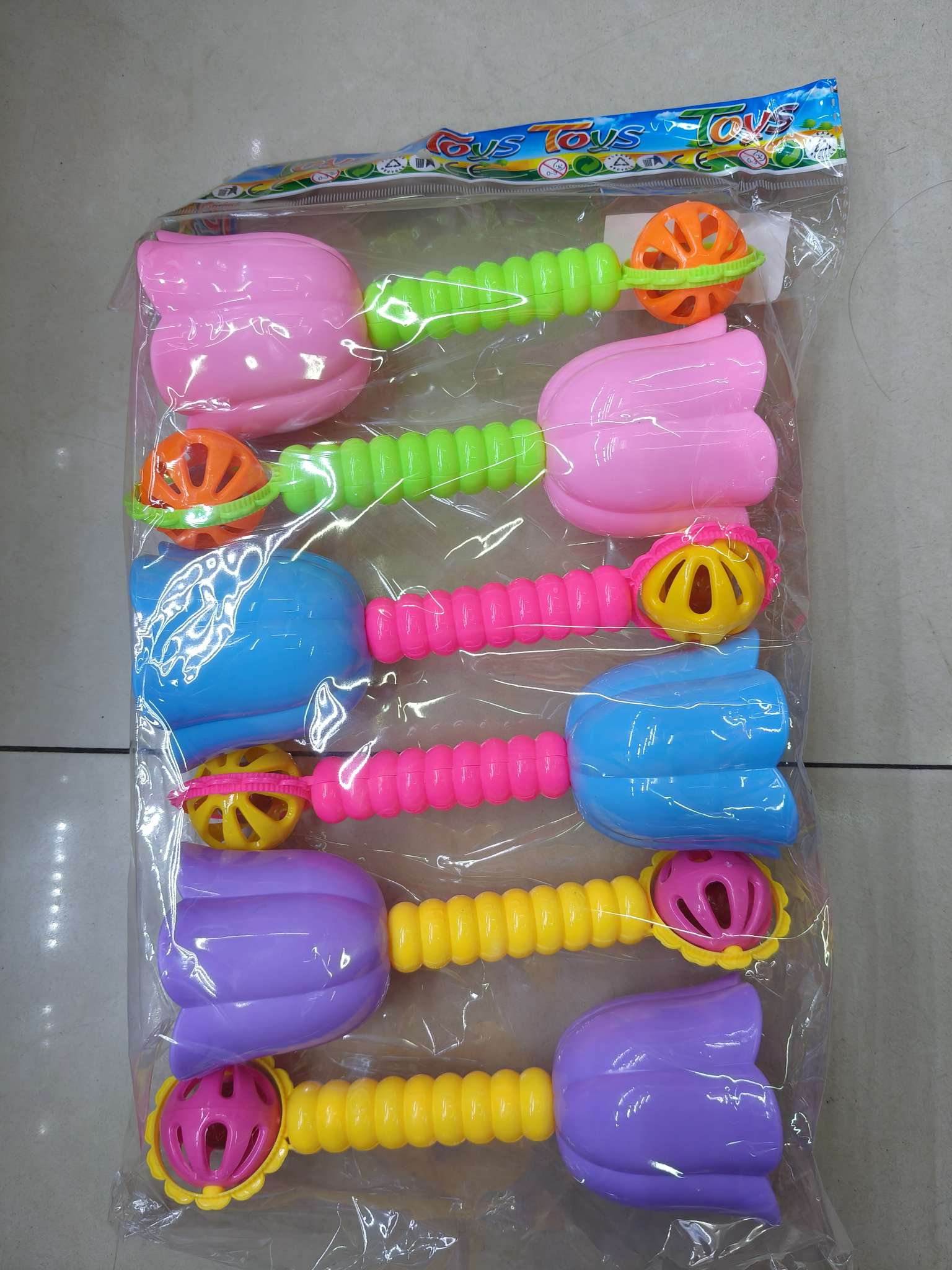 新款莲花摇铃，款式新颖，质量精良，儿童的快乐玩伴。6只/包，108包/箱。opp袋装。婴儿玩具摇铃铃铛宝宝玩具