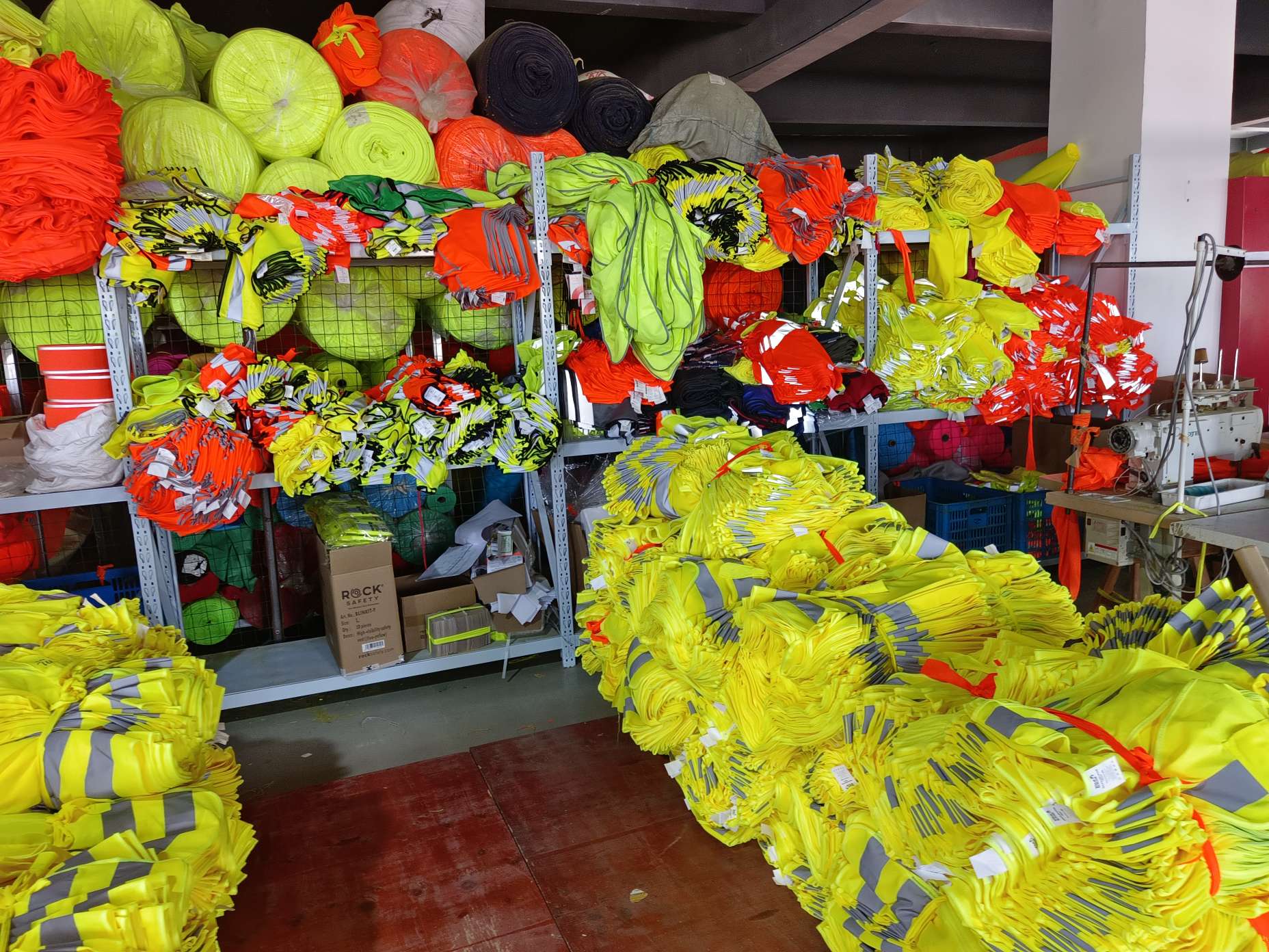 交通安全设施专用 高反光材料制造 安全防护反光衣 提升夜间行车安全反光马甲白底实物图