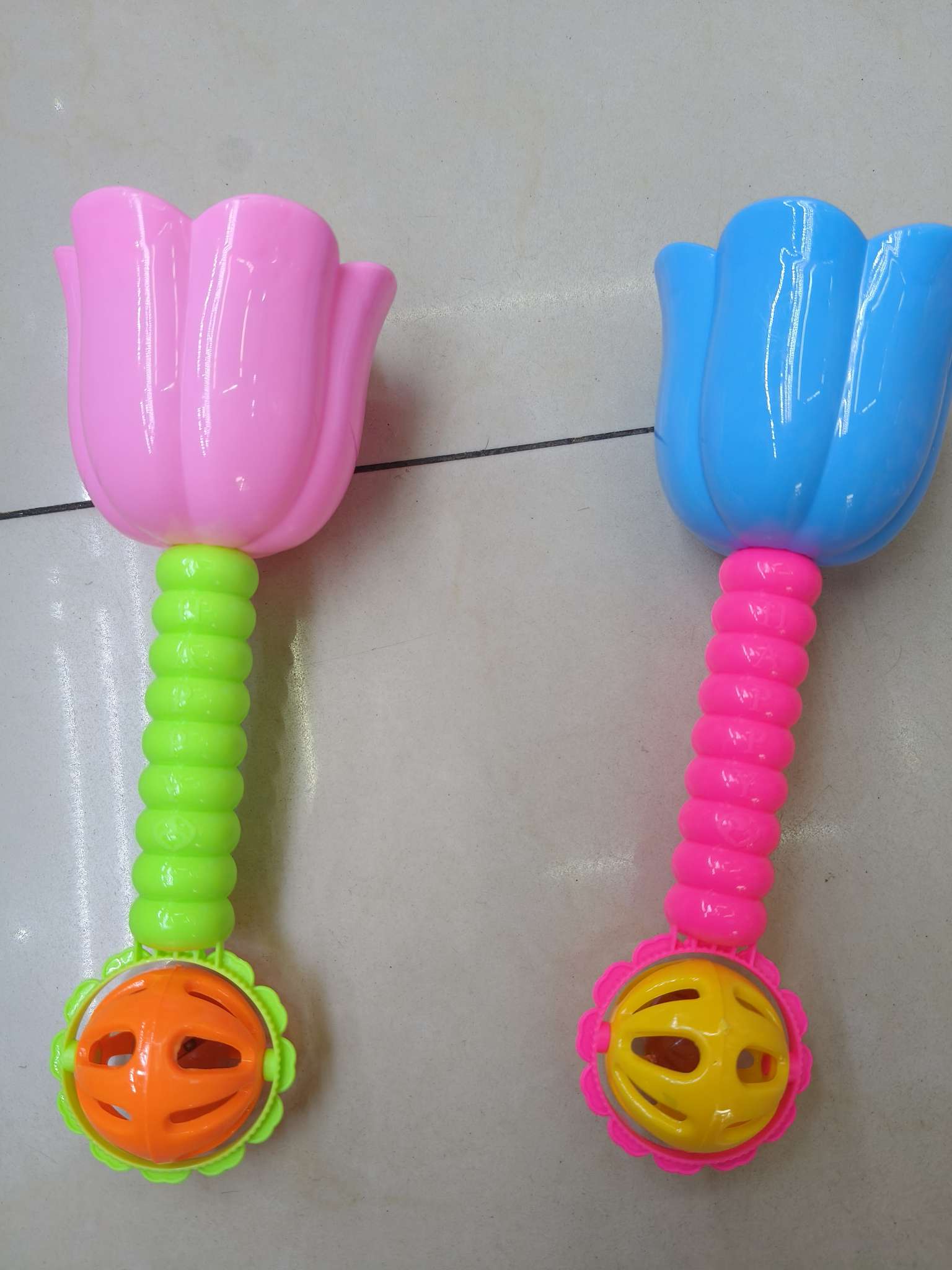 新款莲花摇铃，款式新颖，质量精良，儿童的快乐玩伴。6只/包，108包/箱。opp袋装。婴儿玩具摇铃铃铛宝宝玩具产品图