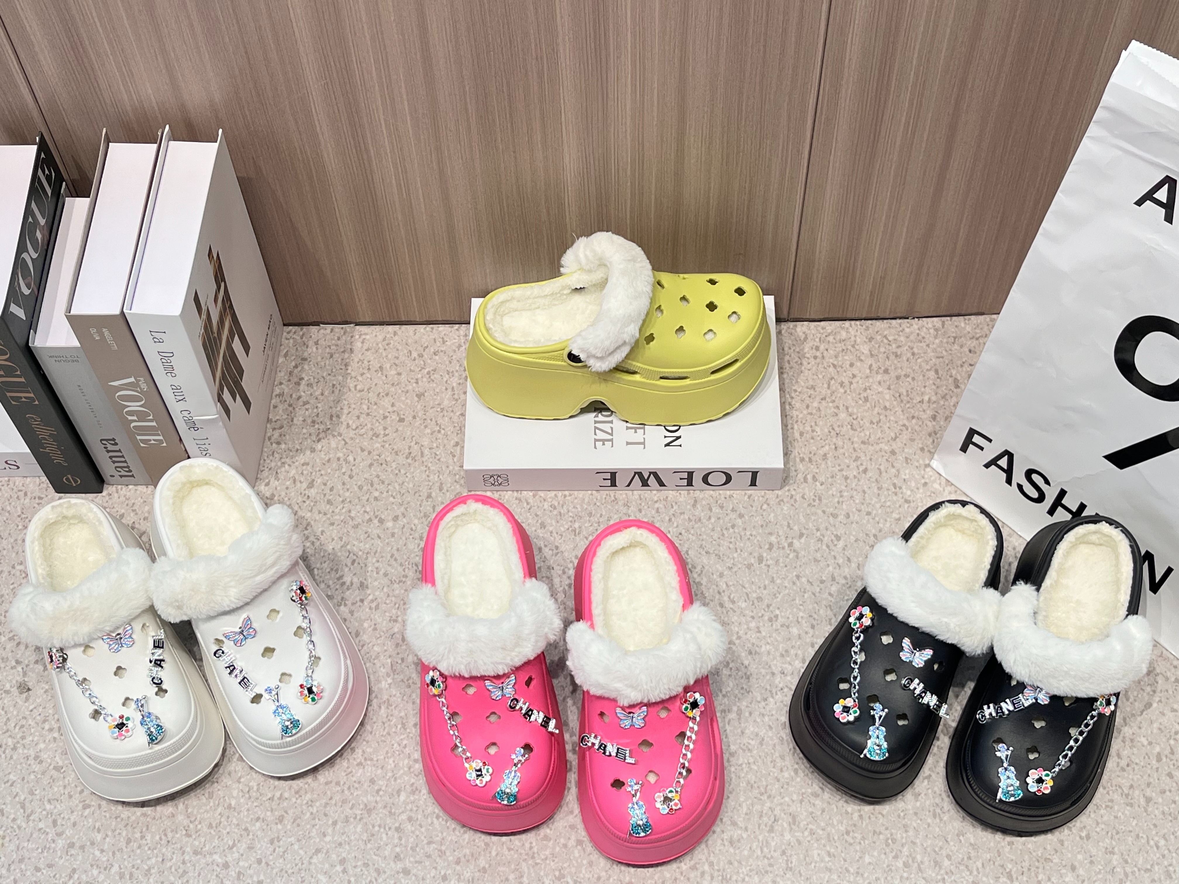 Fleece crocs, cute and warm cotton slippers for outerwear in autumn and winter, DIY woolen shoes for female couples, warm shoes for autumn and winter