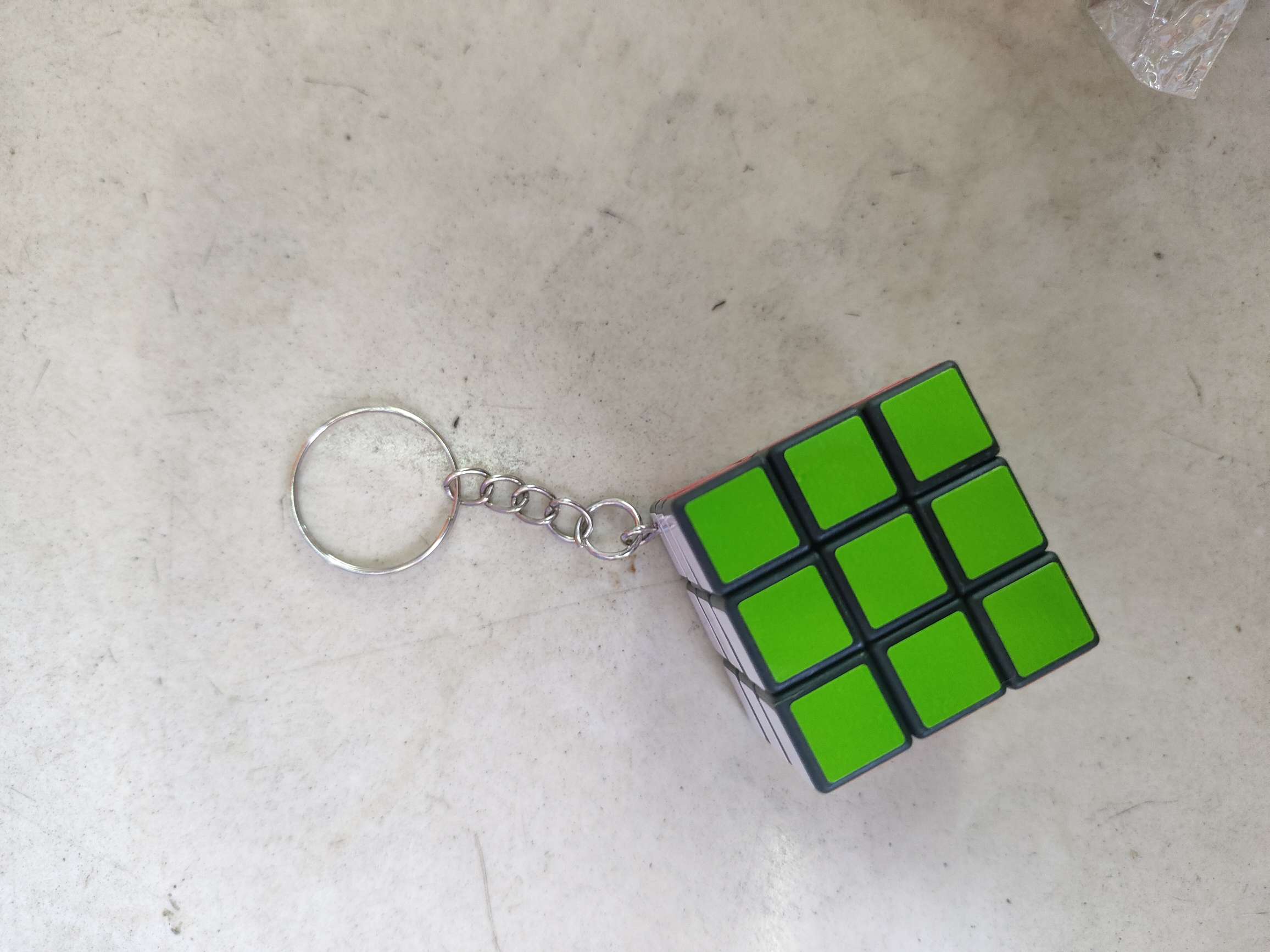 魔方三阶3.3厘米，带钥匙扣设计。0.43元/个，12个/opp袋包装，100包/箱(1200个/箱)。三阶魔方儿童玩具产品图