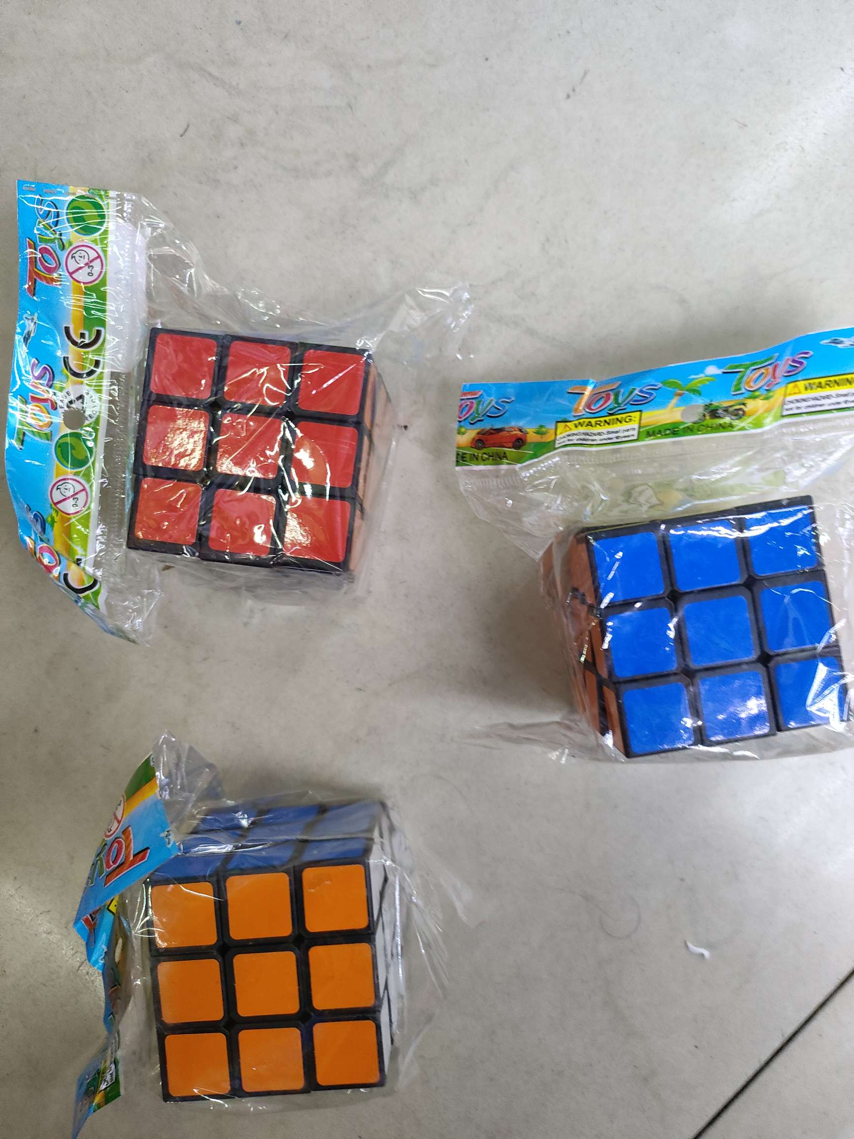 魔方三阶5.5厘米，单个opp袋包装。0.75元/个，360个/箱。三阶魔方儿童玩具