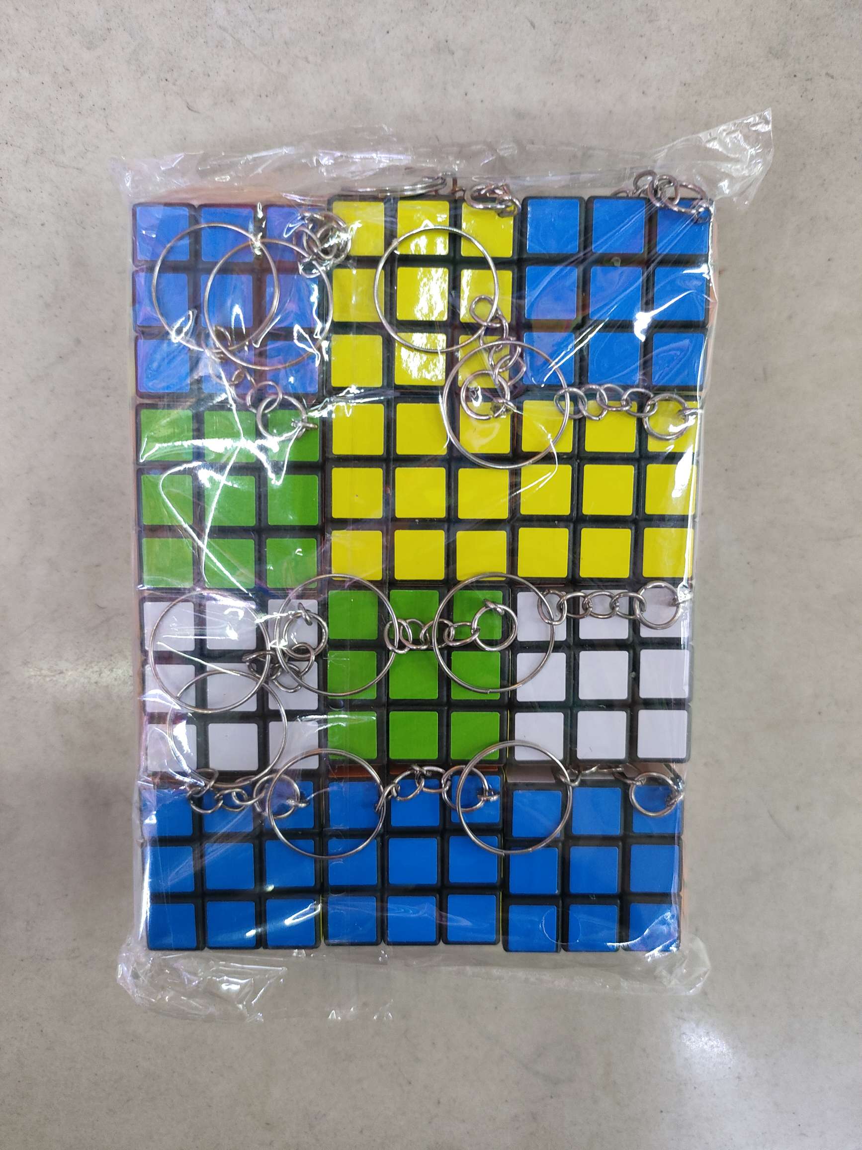 魔方三阶3.3厘米，带钥匙扣设计。0.43元/个，12个/opp袋包装，100包/箱(1200个/箱)。三阶魔方儿童玩具细节图