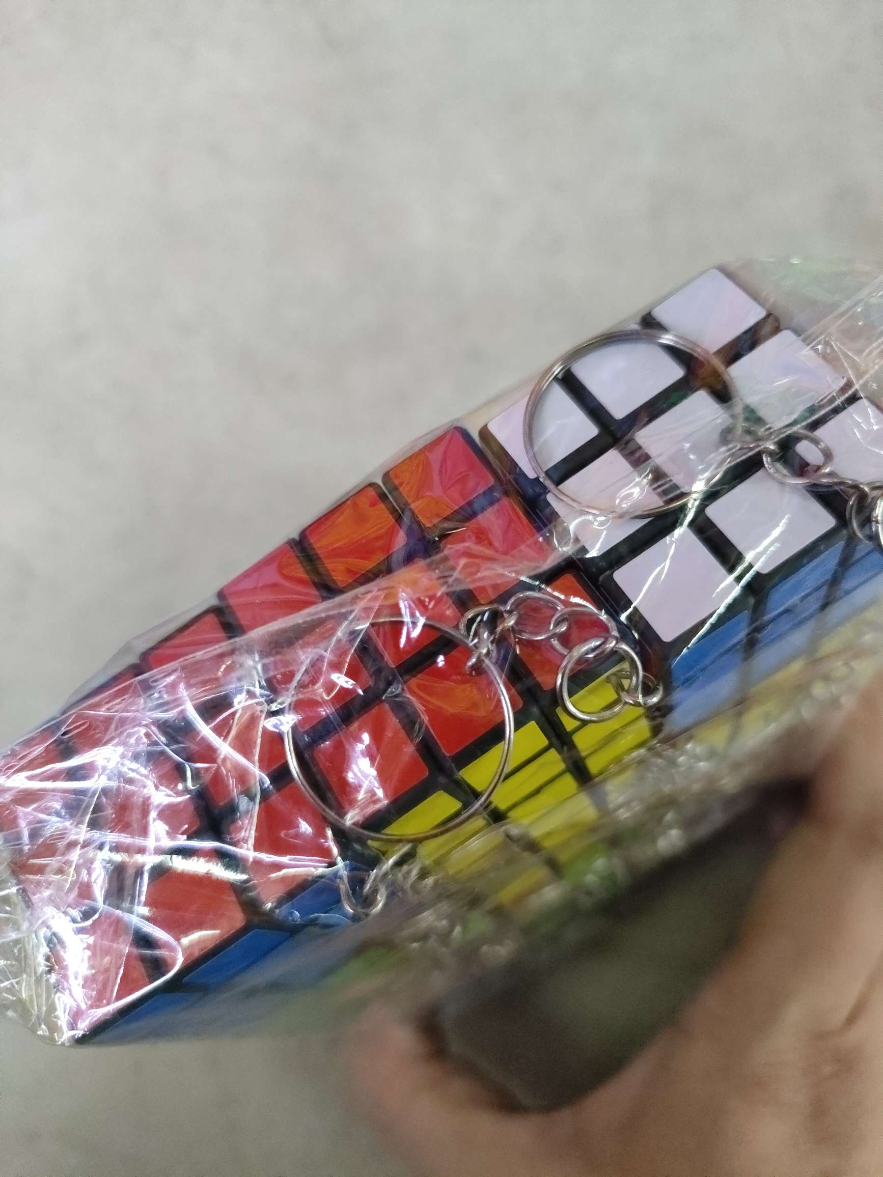 魔方三阶3.3厘米，带钥匙扣设计。0.43元/个，12个/opp袋包装，100包/箱(1200个/箱)。三阶魔方儿童玩具详情图2