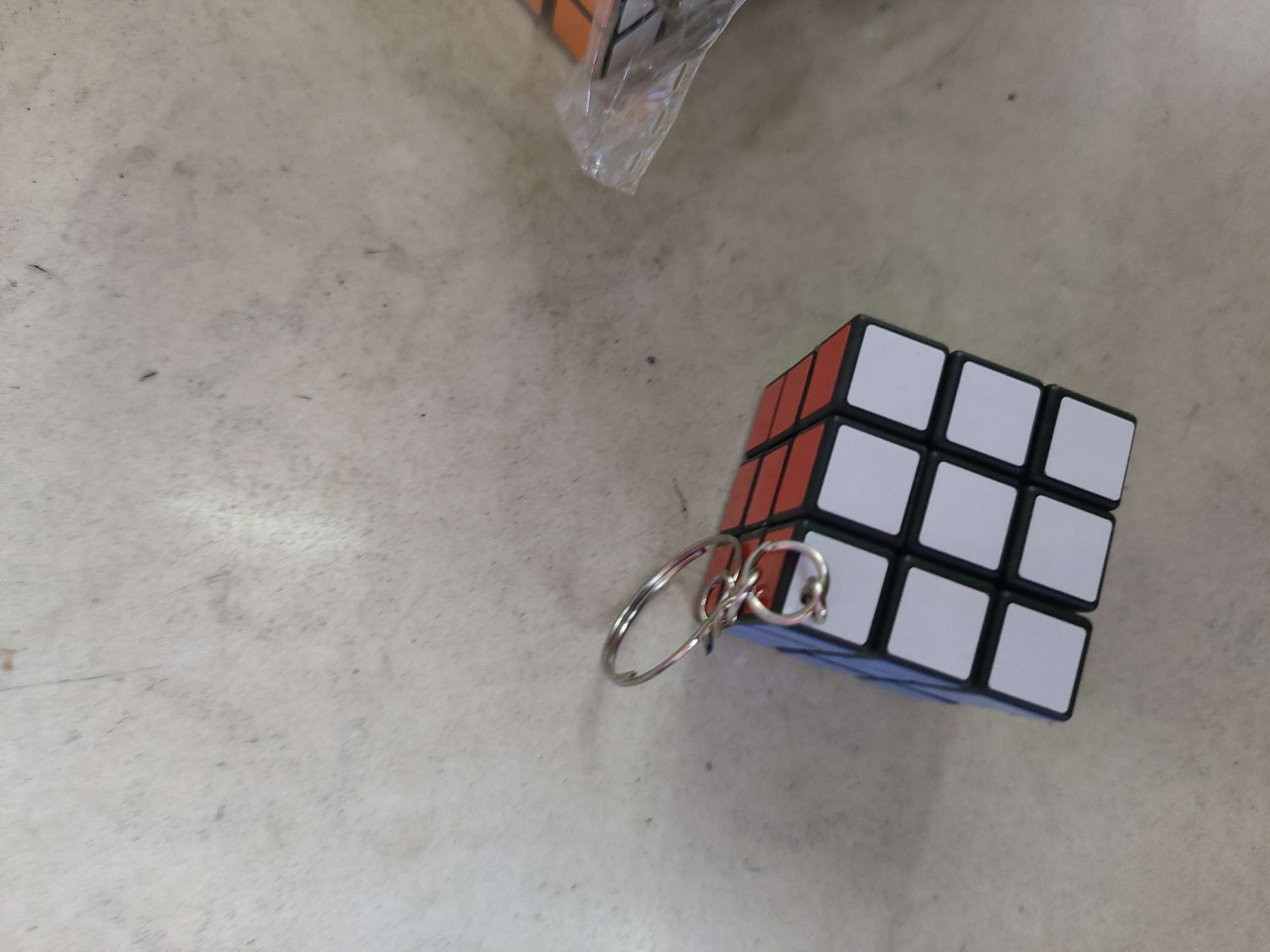 魔方三阶3.3厘米，带钥匙扣设计。0.43元/个，12个/opp袋包装，100包/箱(1200个/箱)。三阶魔方儿童玩具详情图3