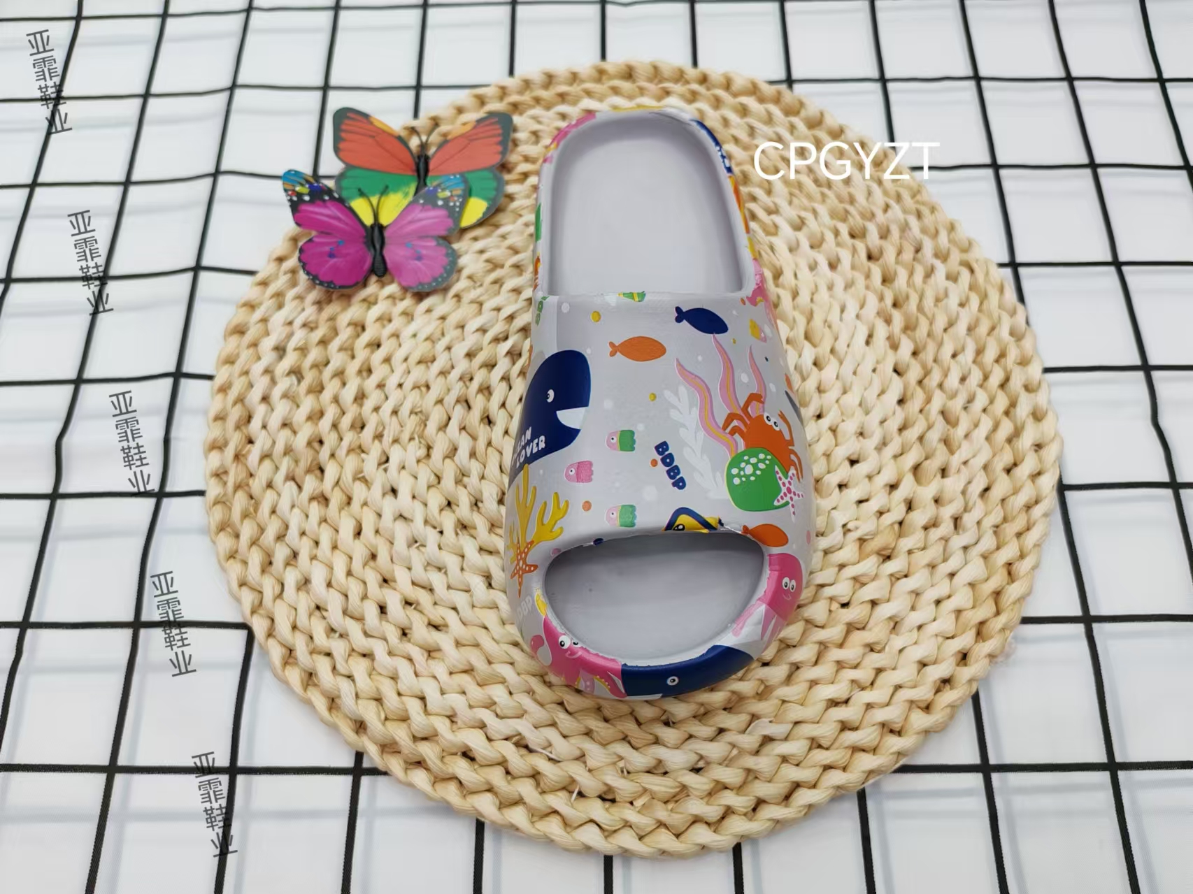 Cute printed little animals in summer are comfortable to wear in flip-flops