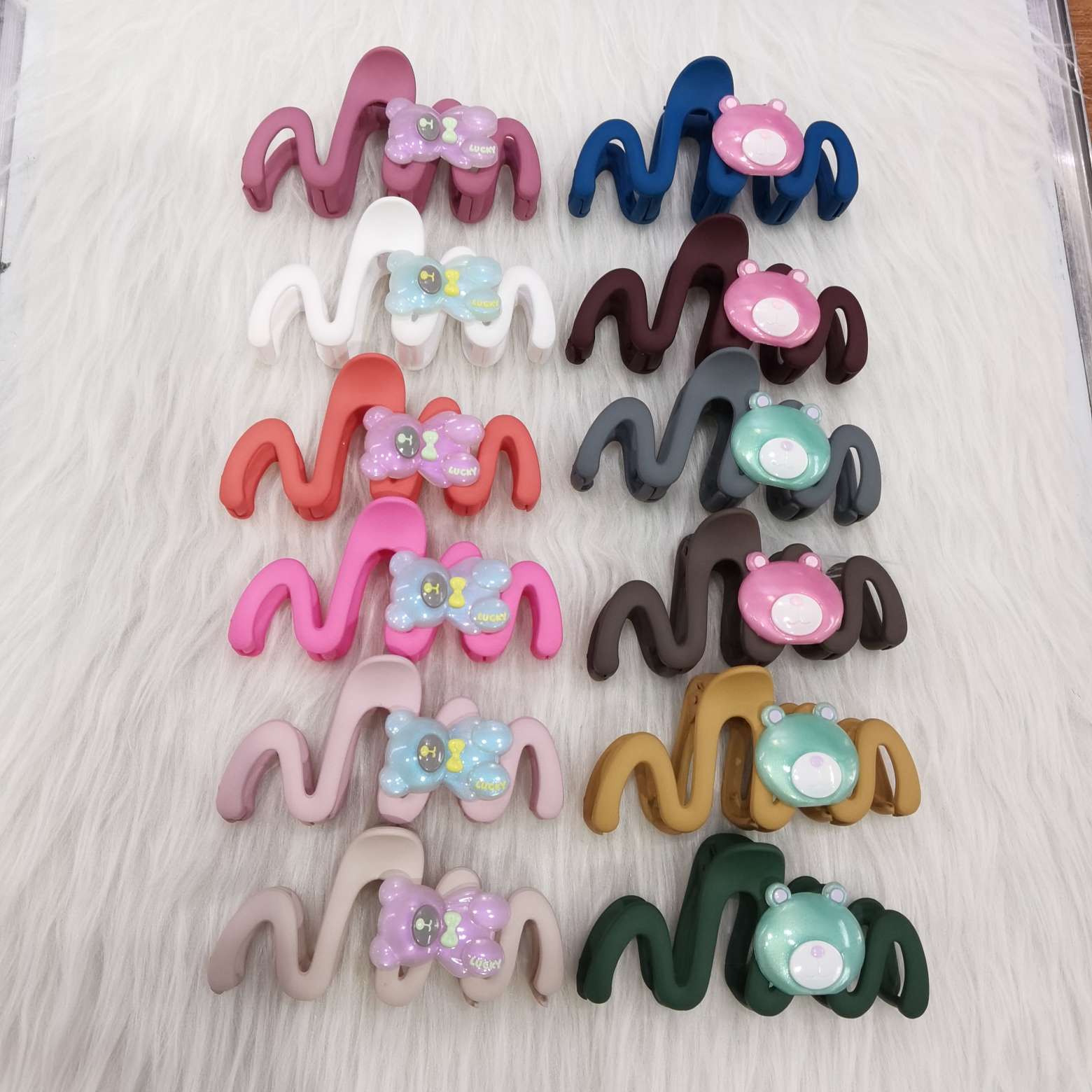 A popular Korean-style rubber 12-color cartoon resin accessory, hairpin and plastic gripper Specification image