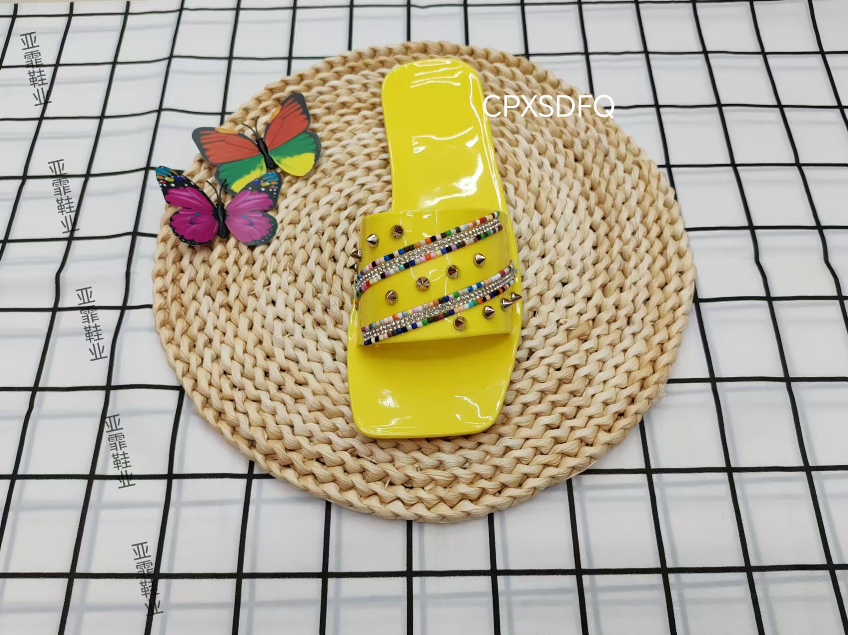 A variety of fashion with studded studded studded rhinestone flat slippers