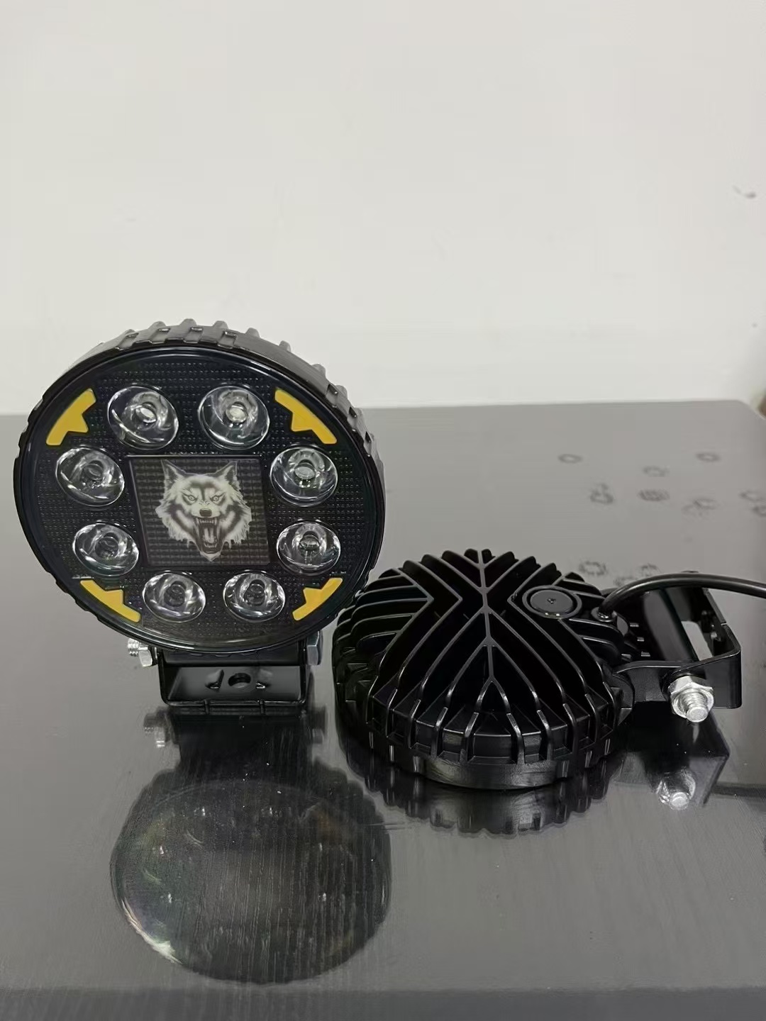 Automotive LED spotlights, work lights, dual-color spotlights, flashing lights, 4-inch round lights, square lights Application Scenario