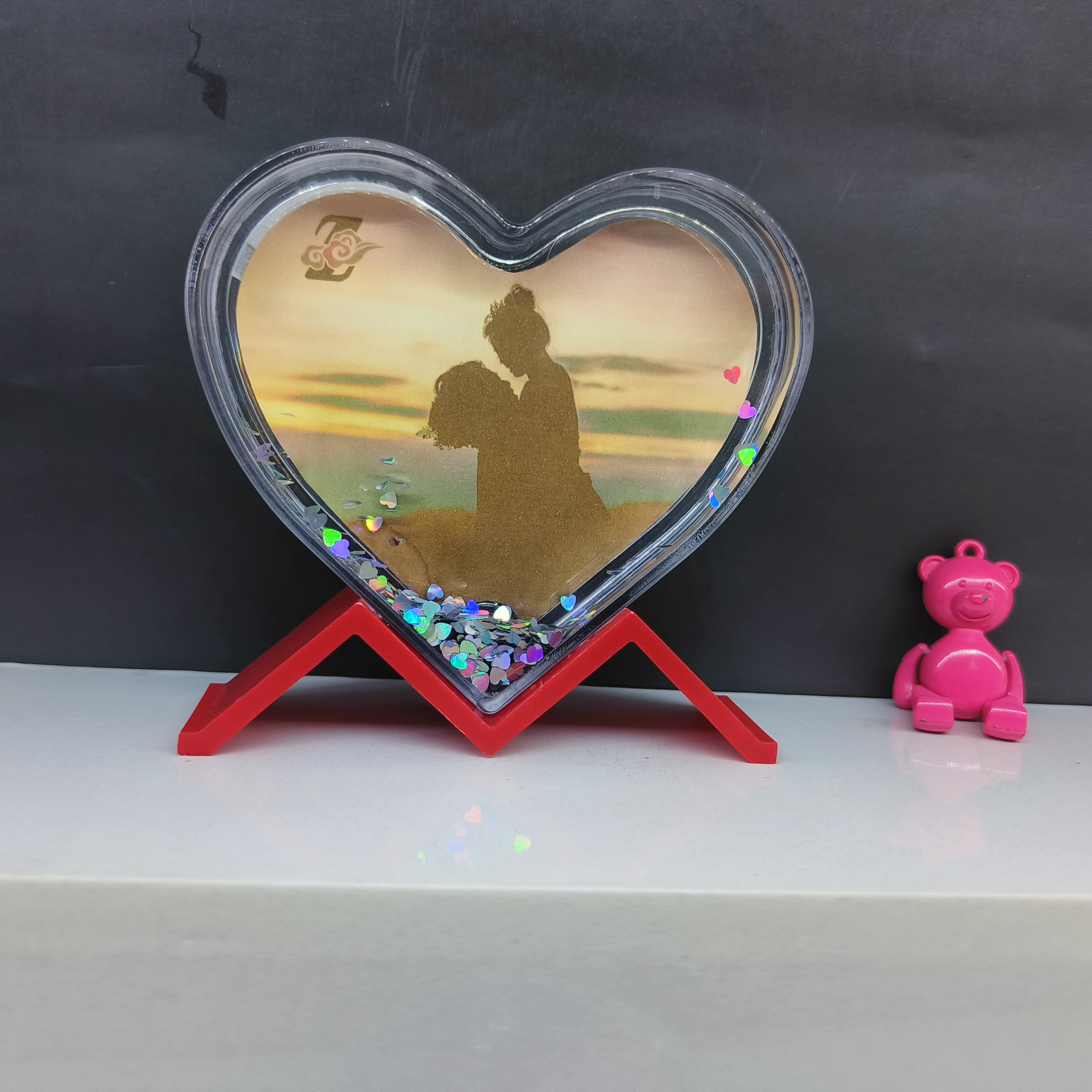 Zhehui Handicrafts: Flowing sand photo frame, heart-shaped photo frame, New home decoration items, desk ornaments, Home ornaments, Snowflake Red heart sequins Application Scenario