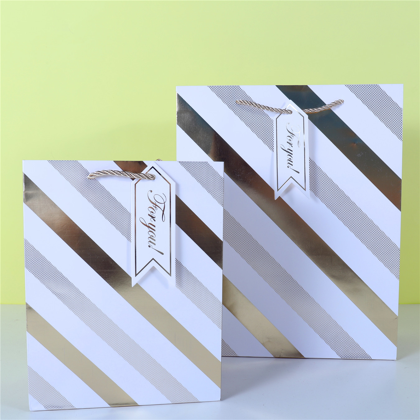 烫金色白卡礼品包装袋五角星购物袋波兰纹系列纸袋子现货批发