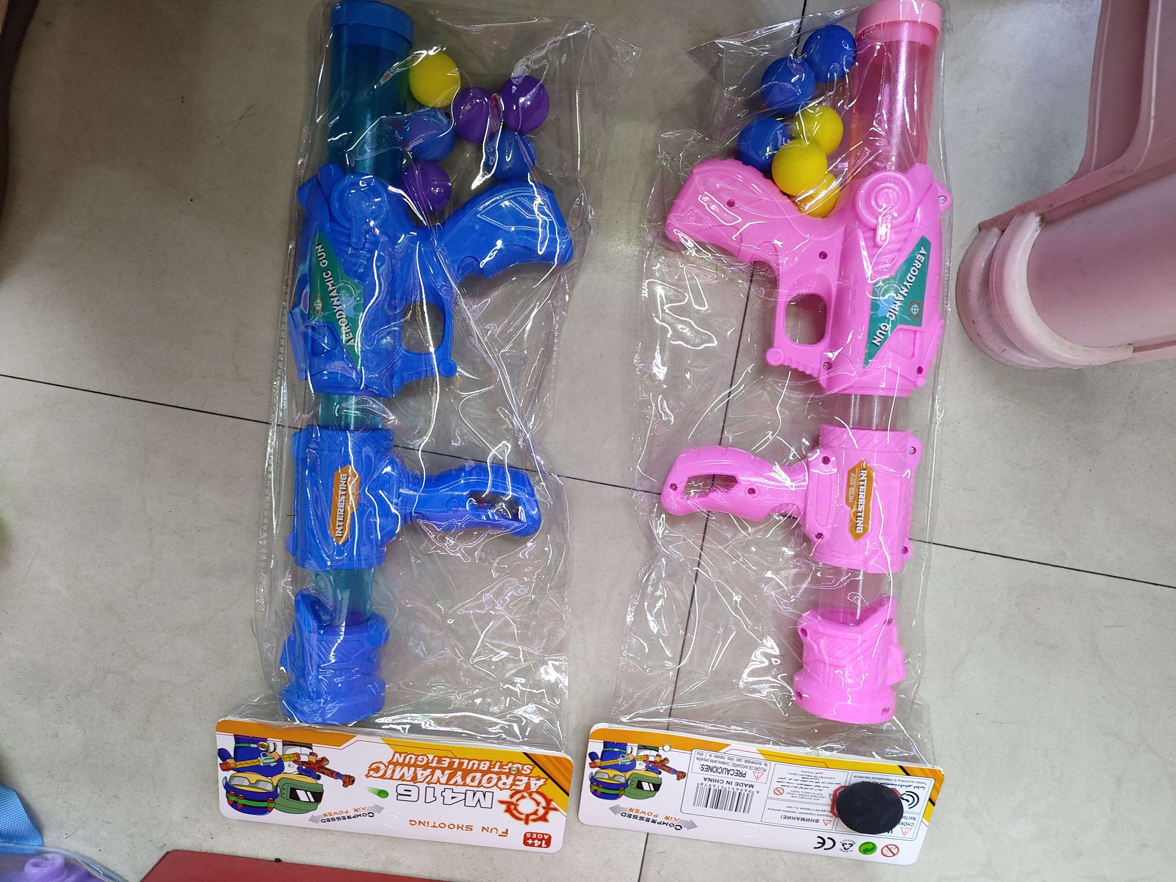 软球枪新款玩具，卡头袋包装，6.3元/个，100个/箱。两色混装。软弹球新款塑料枪，欢迎选购